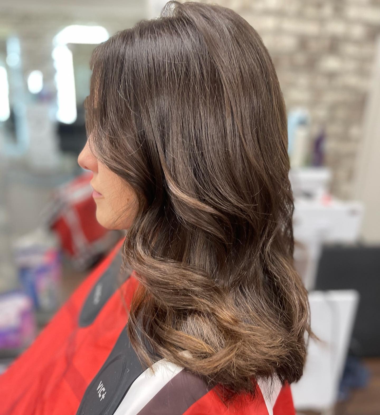 9. Hochglanzkastanie mit subtiler Balayage (Winterhaarfarbe)