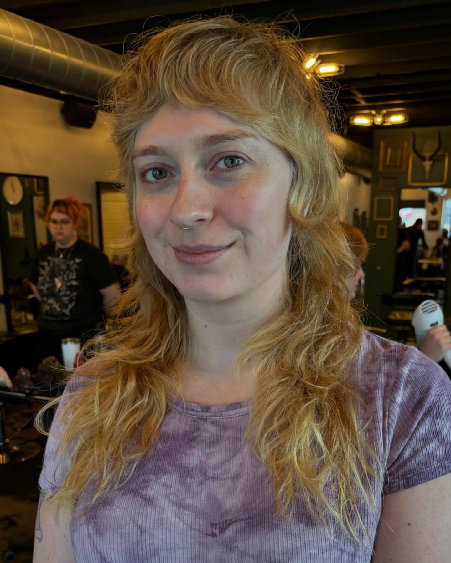9. Golden Blonde Meeräsche mit weichen Wellen (zotteliger Mullet -Haarschnitt)