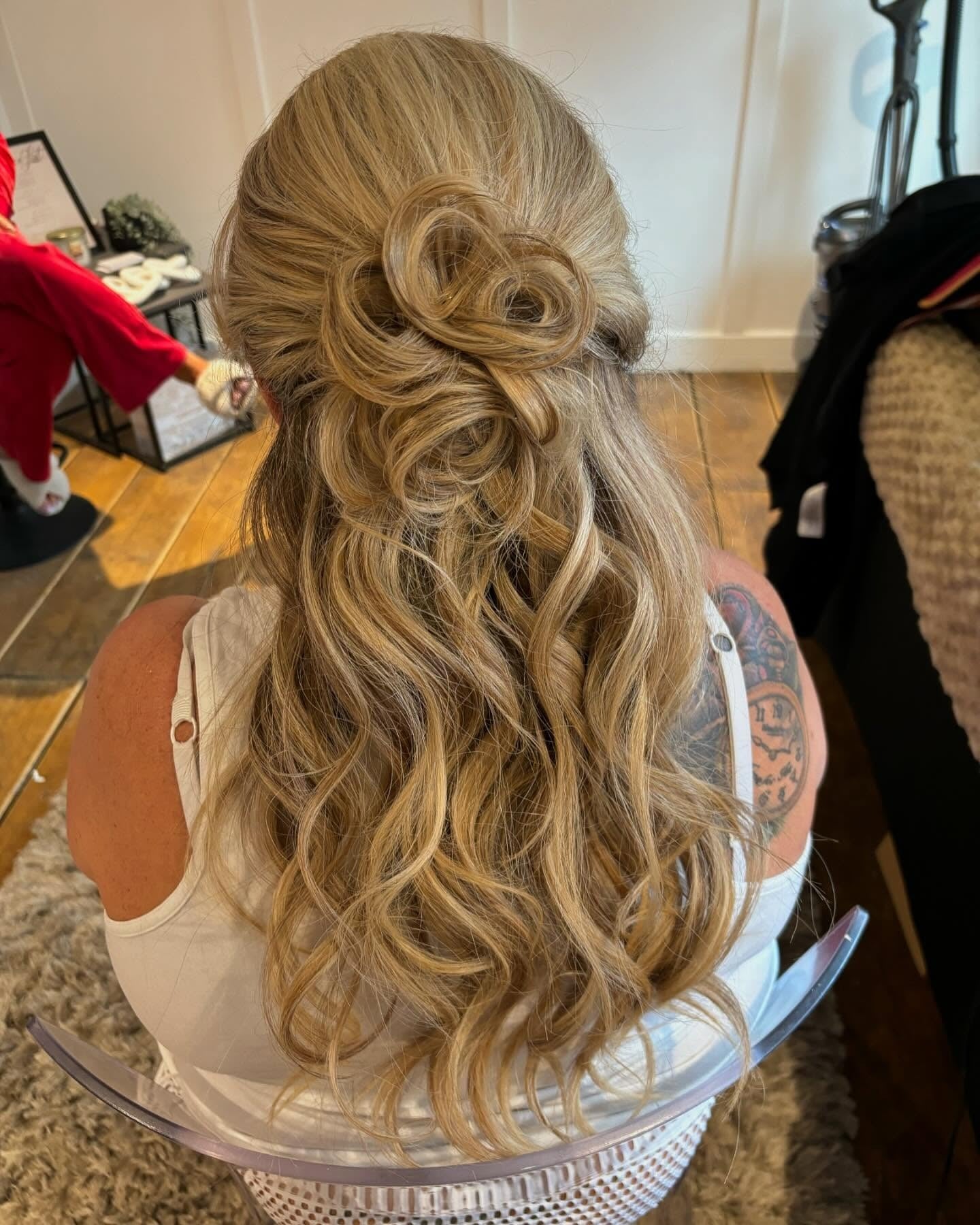 9. Golden Blonde verdrehte Halb-up mit Rosettendetail (Geburtstagsfrisuren)