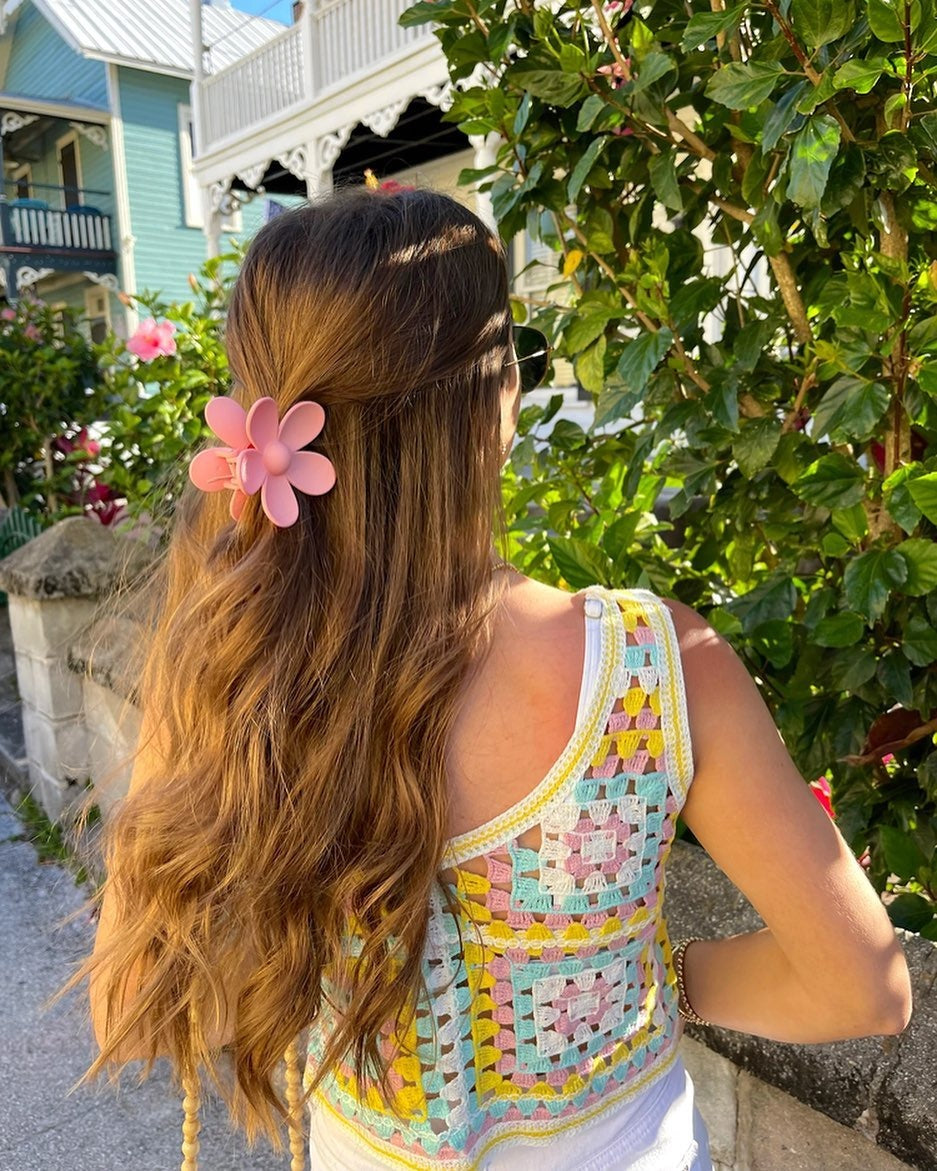 9. Halbwellen mit Blumenclip (Sommerfrisuren)