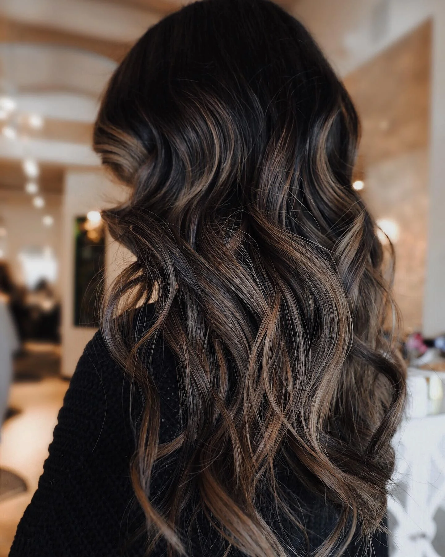 9. Kontrastreiches brünettes Balayage mit bronzenen Highlights (Dunkelbraunes Balayage)