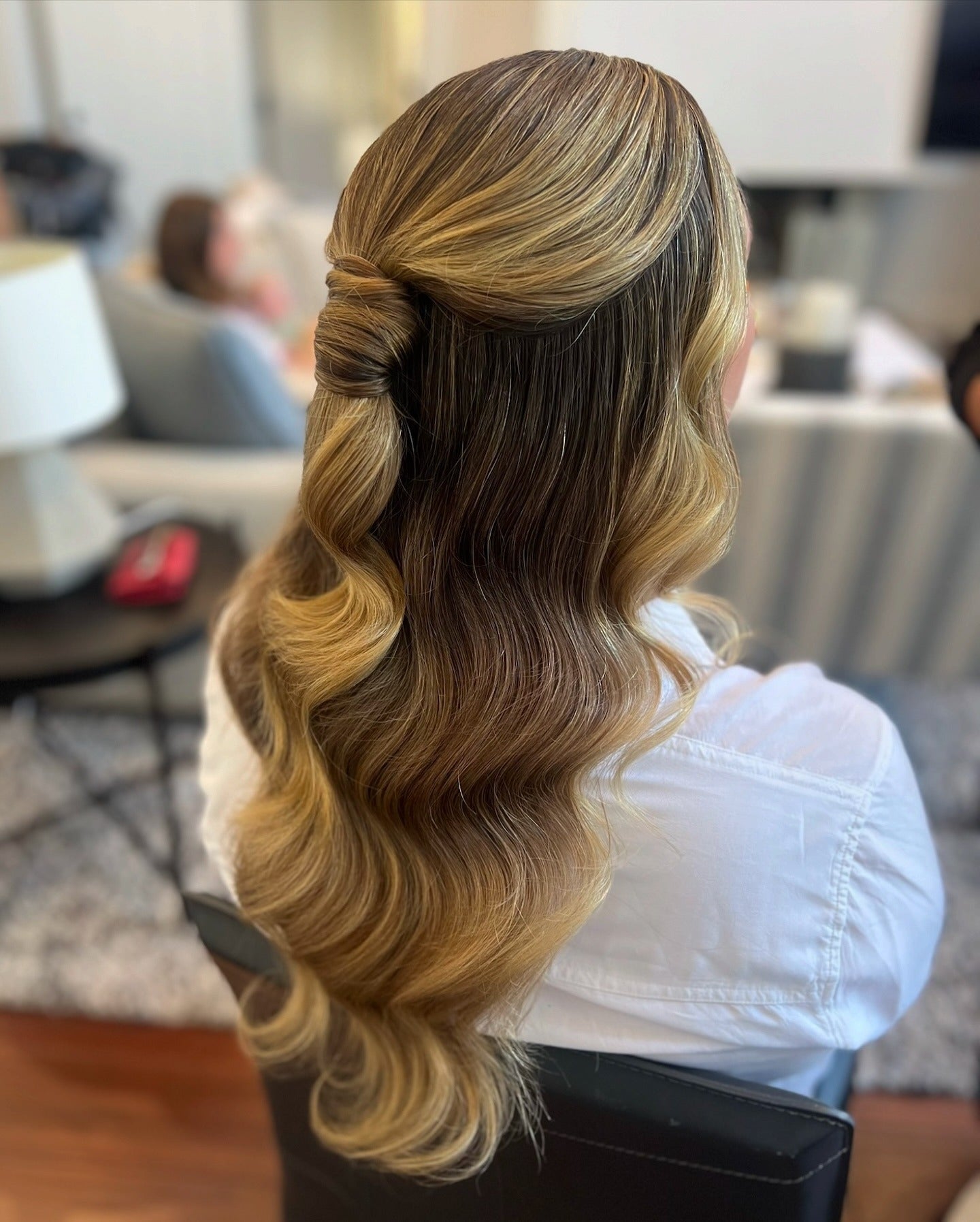 9. Hollywood-inspirierte Halb-up-Rollen auf warmem blonden Balayage (Brautjungfernfrisuren)