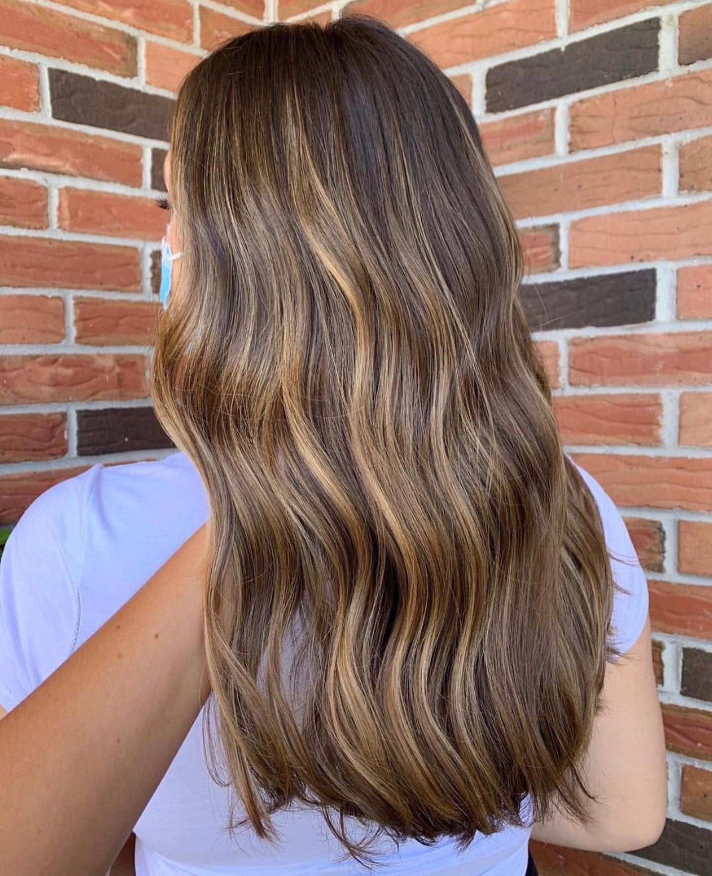 9. Honigbalayage auf dunkelbraun (blonde braune Haarfarbe)