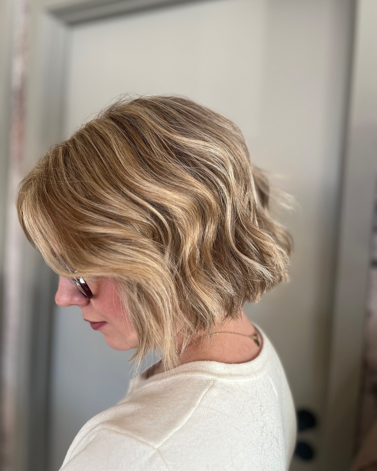 9. Honey Beige Wavy Crop (kurzes, unordentliches Haar für Frauen)