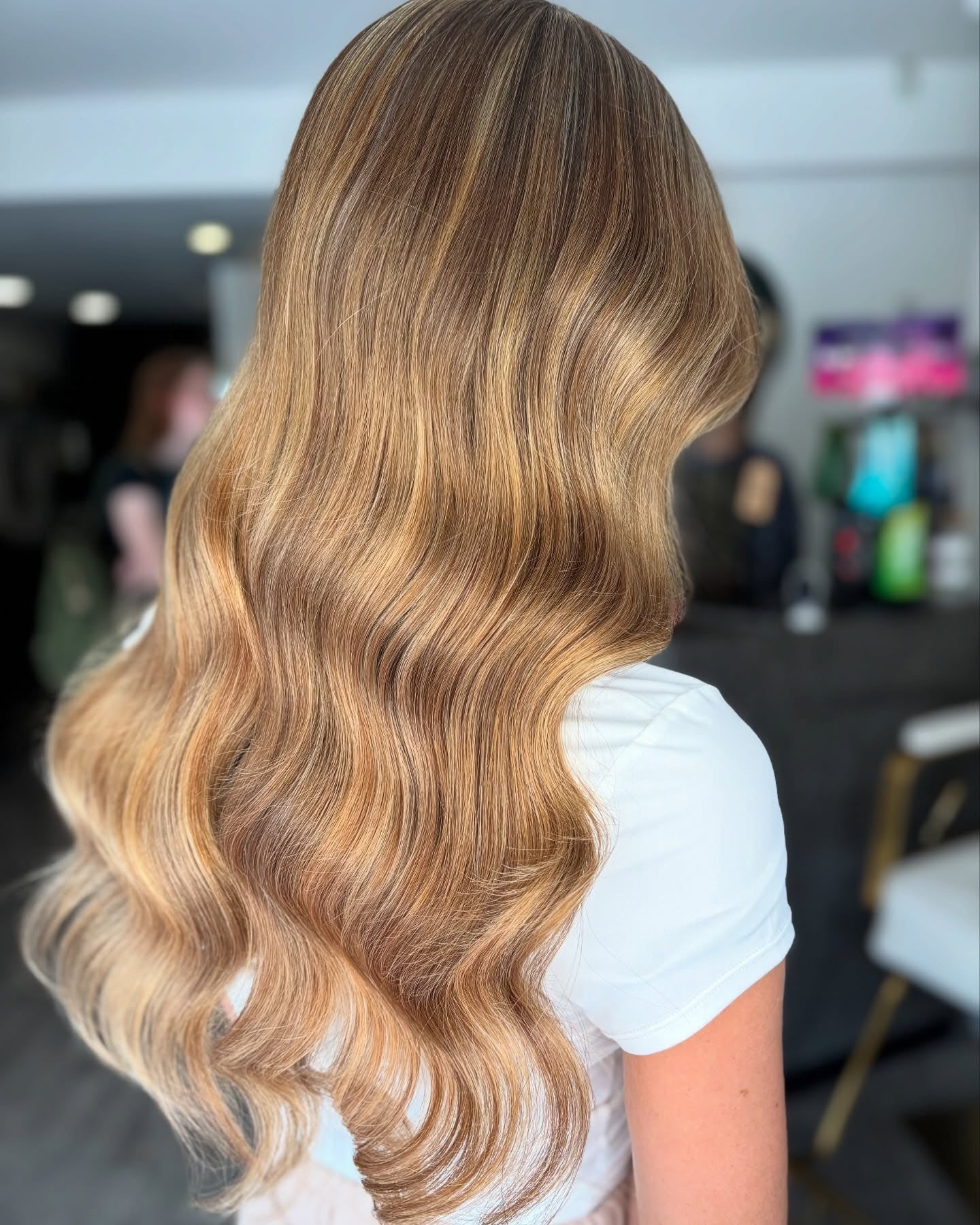 9. Honigblonde glänzende Luxuswellen mit warmer Dimension (Honigblonde Haarfarbe)