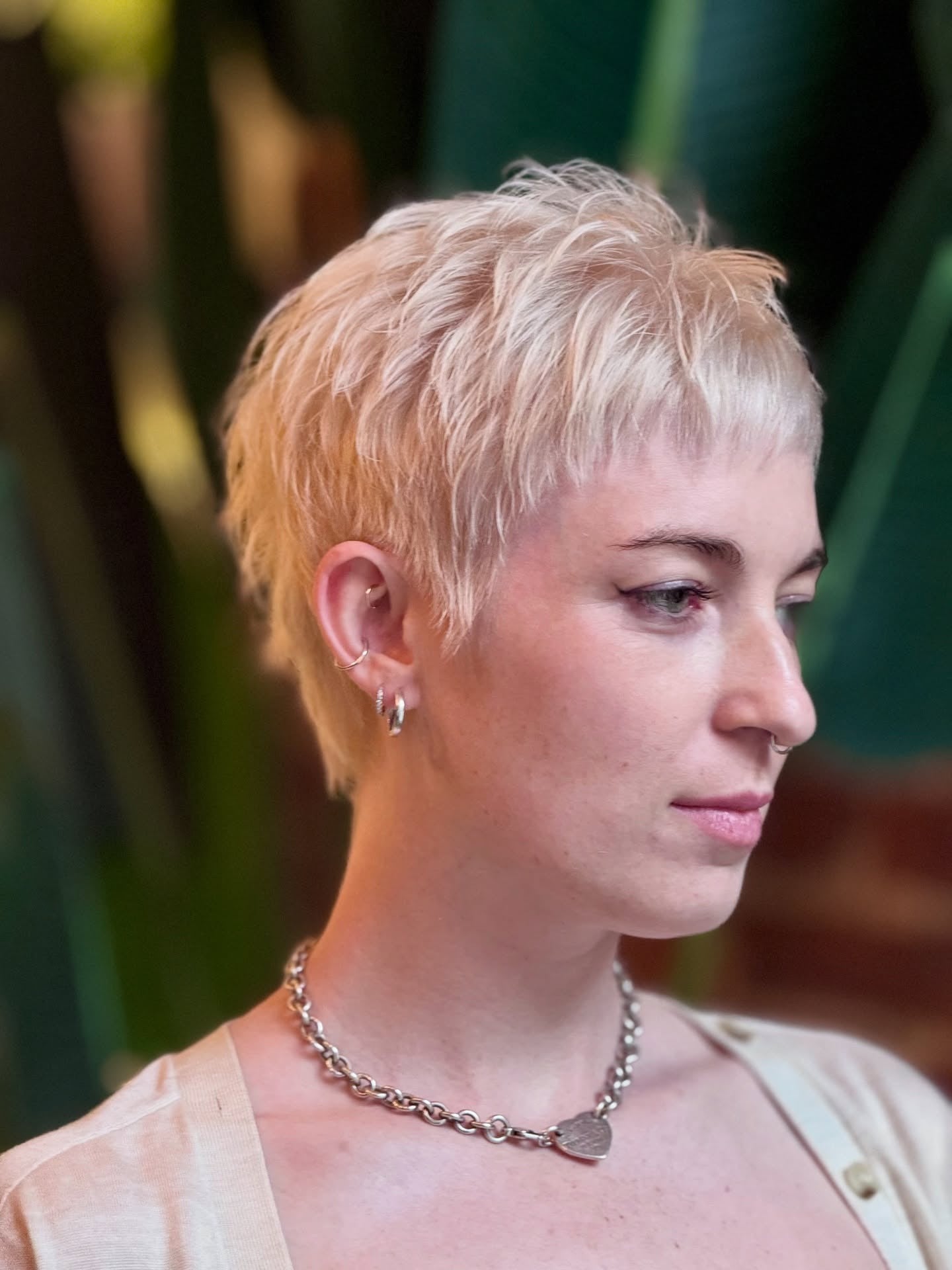 9. Eisblonder Schnitt mit strukturierter Definition (Pixie-Haarschnitte)