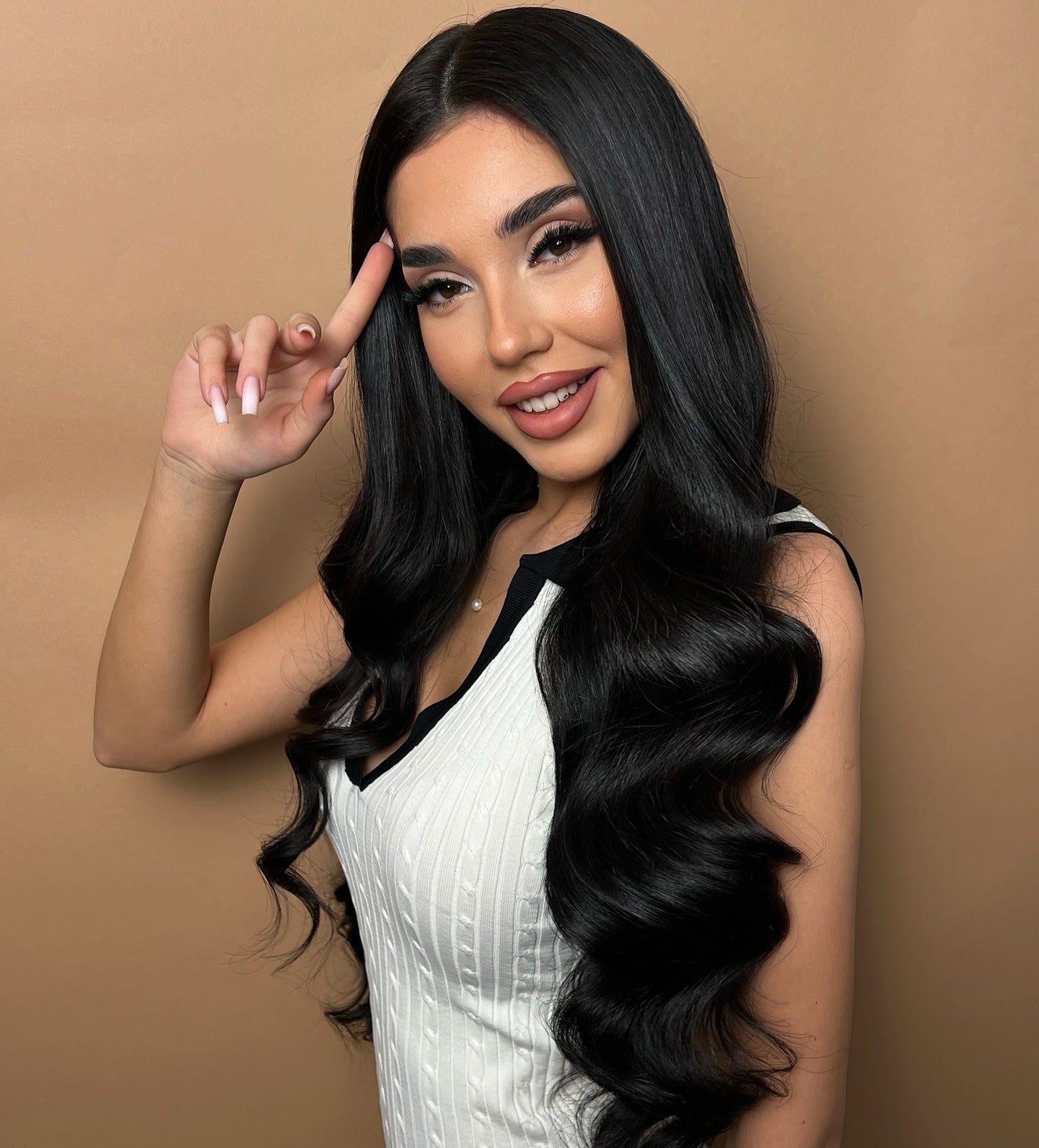 9. Jet Black Classic Gloss Waves (Frisuren mit langer Welle)