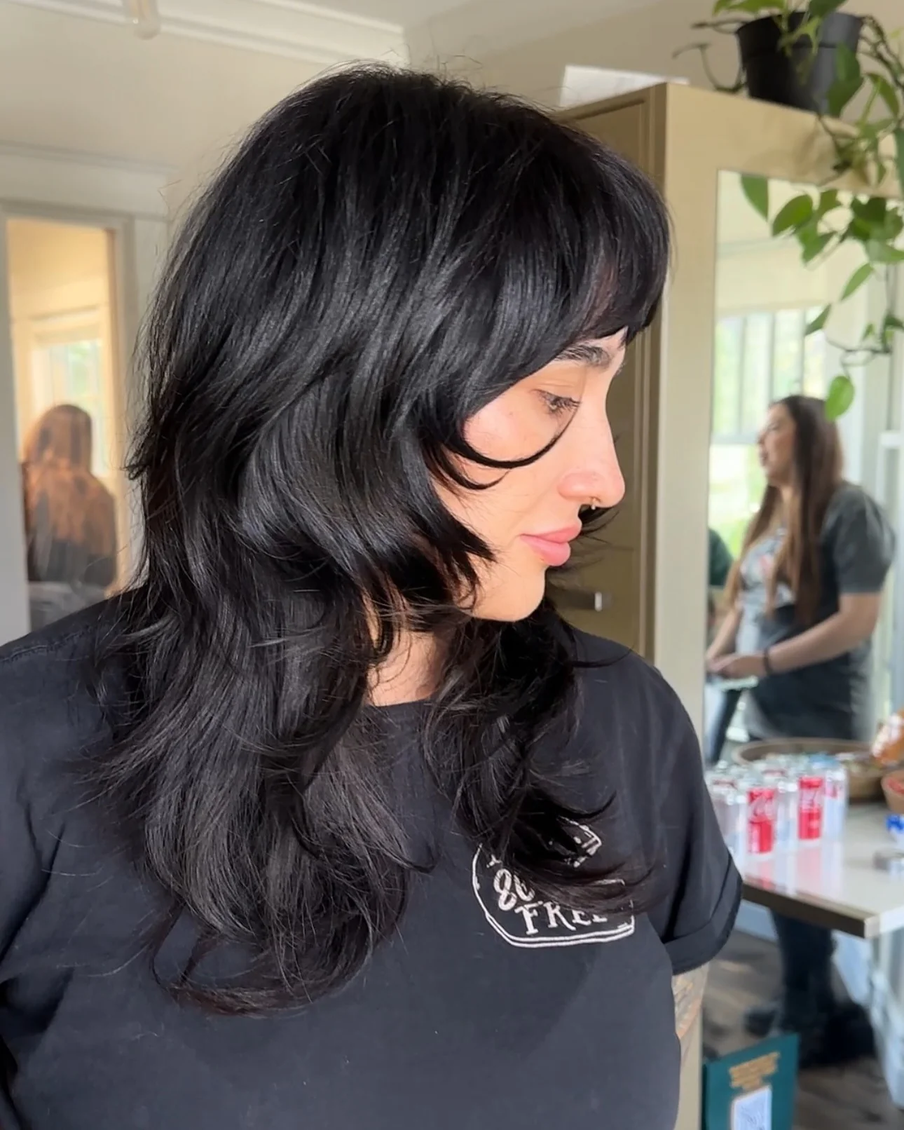 9. Tiefschwarzer Shag mit abgerundetem Pony (mittellange, zottelige Haarschnitte)