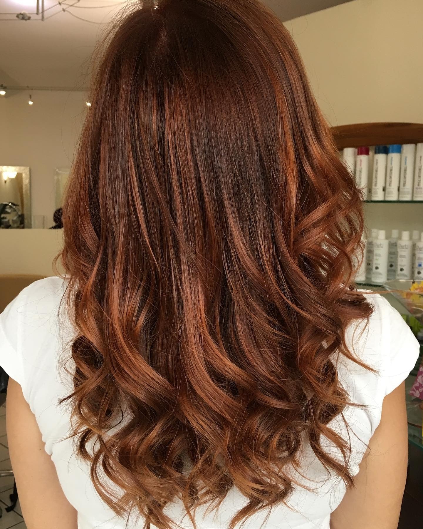 9. Layered Auburn-Cinnamon Locken mit Volumen (Zimthaarfarbe)