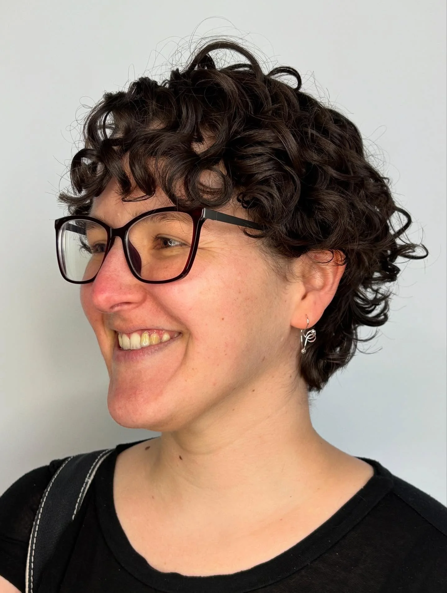 9. Layered Curly Bob in mittlerem Aschbraun (kurze lockige Frisuren)