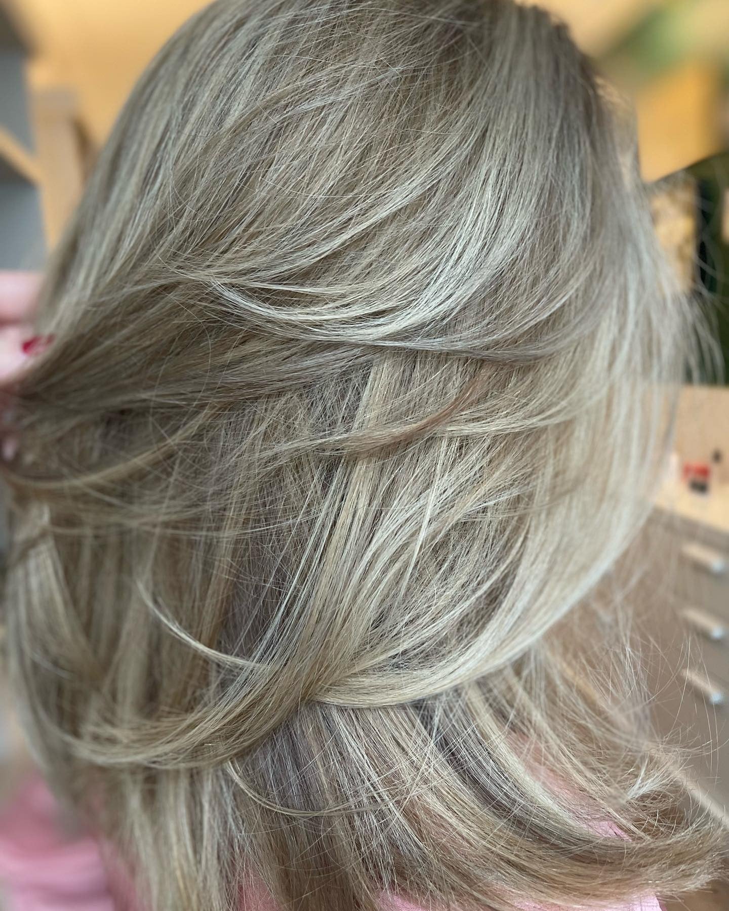 9. geschichtete gefiederte geschnitten mit leichten aschblonden Tönen (aschblonde Haarfarbe)