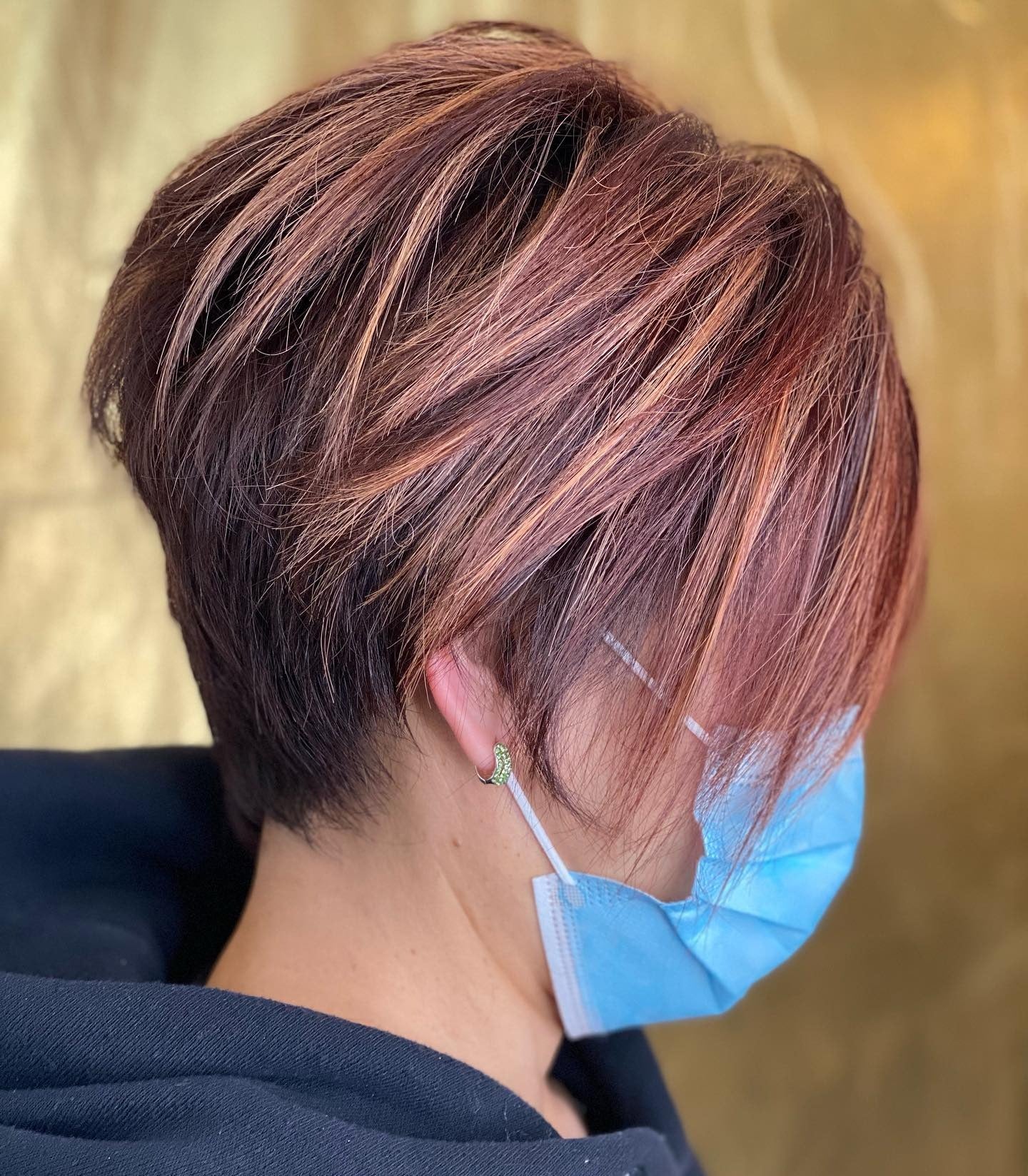 9. Layered Rosewood Pixie Bob mit warmen Highlights (Pixie Bob Haarschnitte)