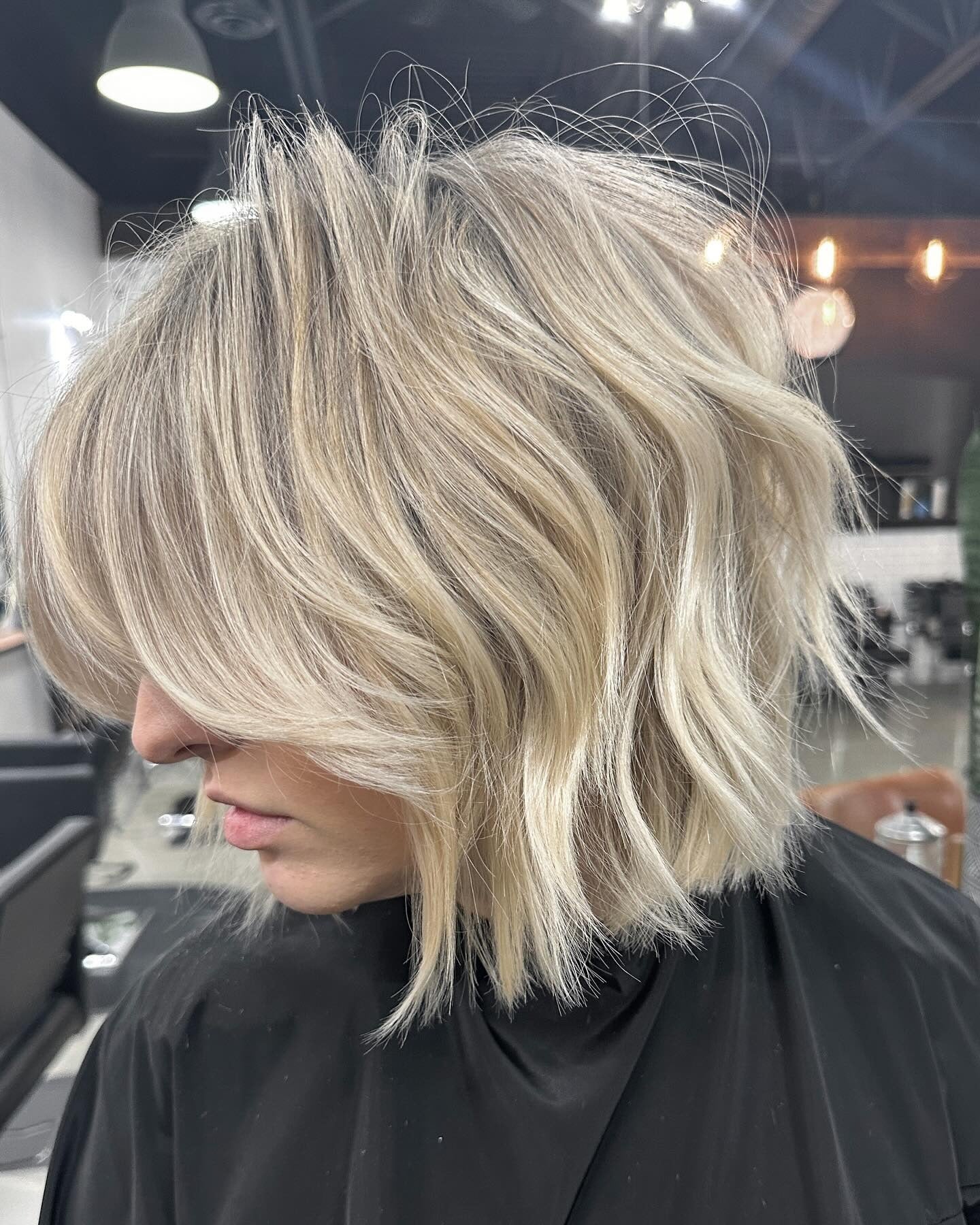 9. Layered Sandy Blonde Lob mit Textur (kurze blonde Frisuren)