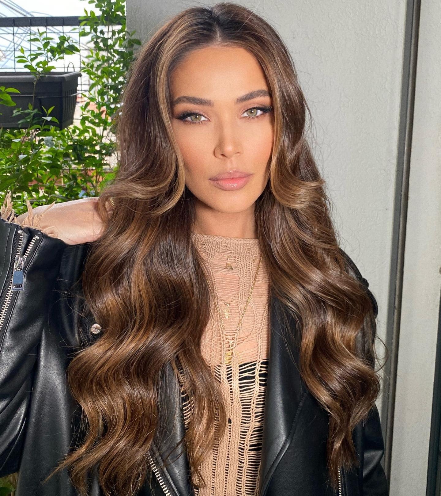 9. Schichtwellen mit sonnenbeschienen brünettem Tönen (wellige Frisuren)