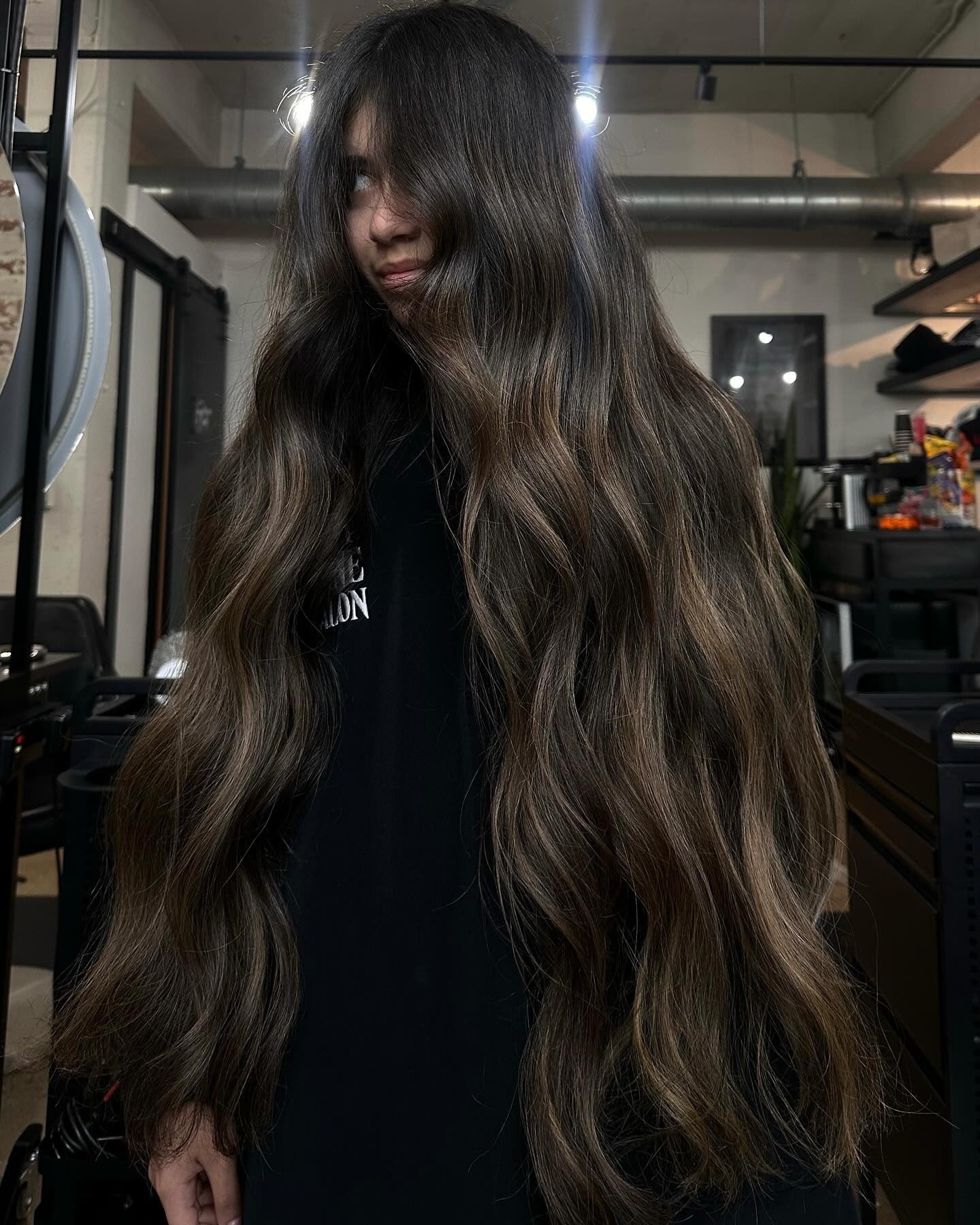 9. Lange Brünette mit Ashy Balayage (Brünette Haarfarbe)