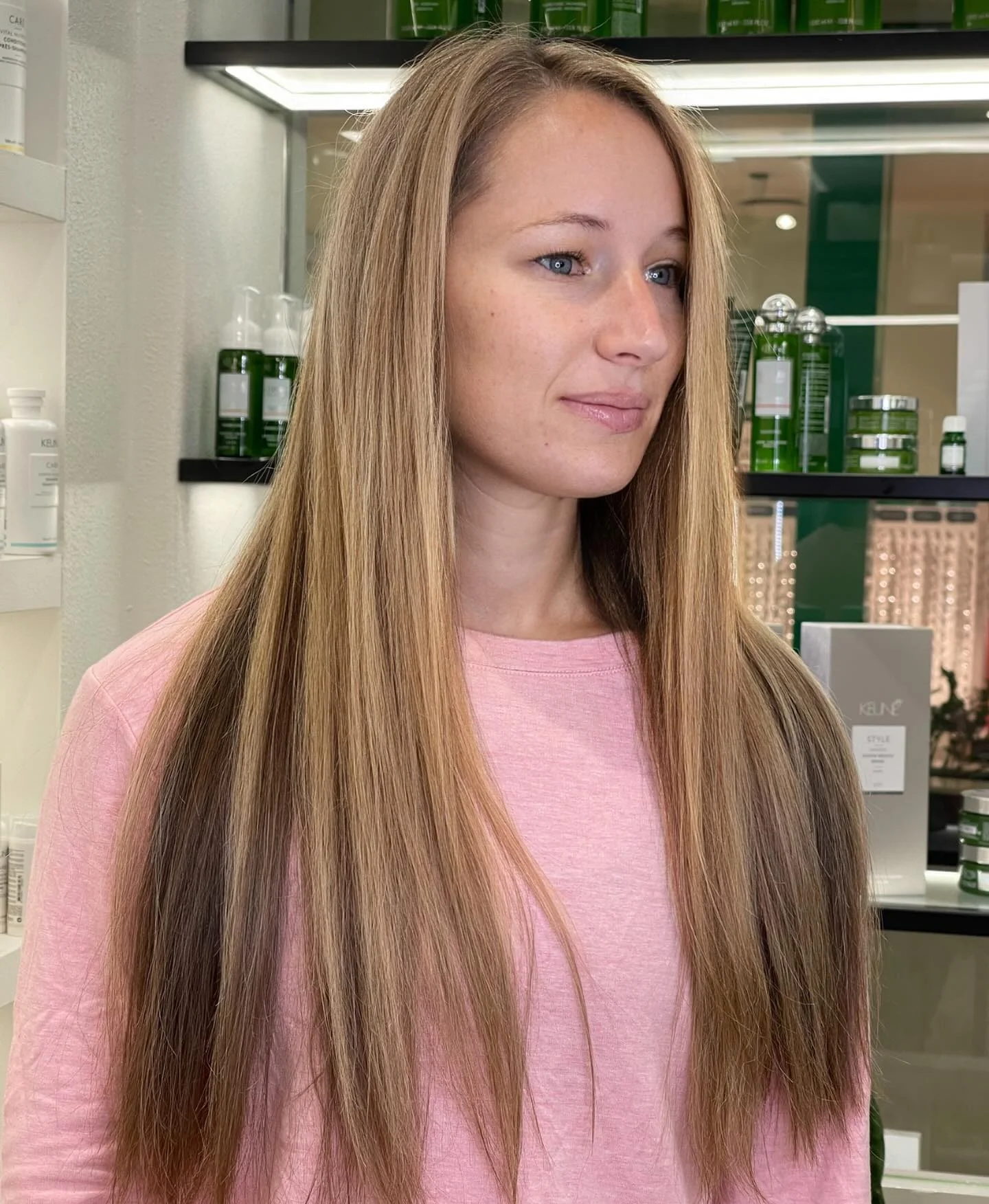 9. Langschichtige Highlight-Mischung mit natürlichem Kontrast (hebt die Haarfarbe hervor)