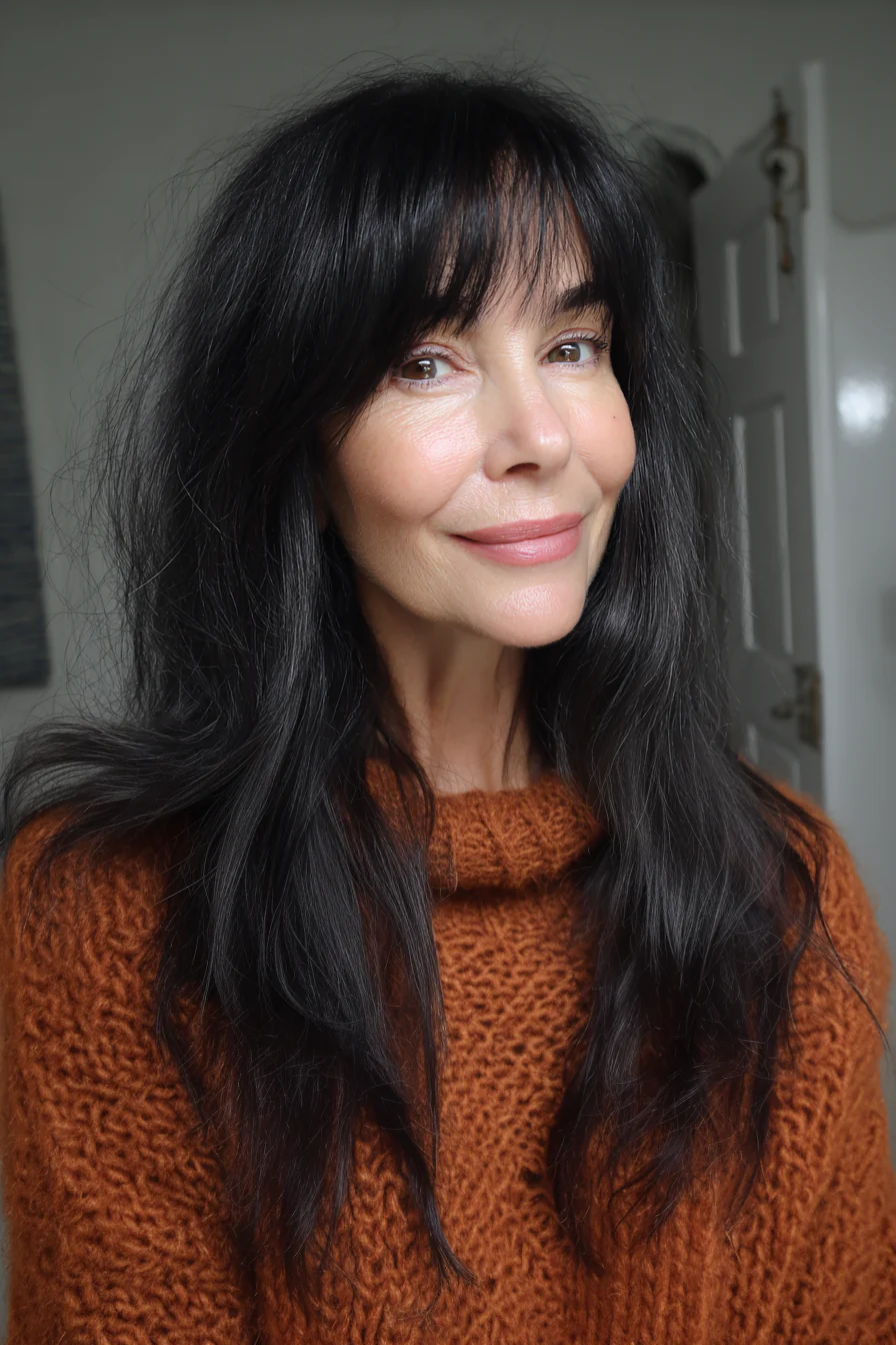 9. Lange, dünne Schichten mit sanftem Schwarz (lange Frisuren für Frauen über 60 mit dünnem Haar) – Lange Frisuren für Frauen über 60 mit dünnem Haar