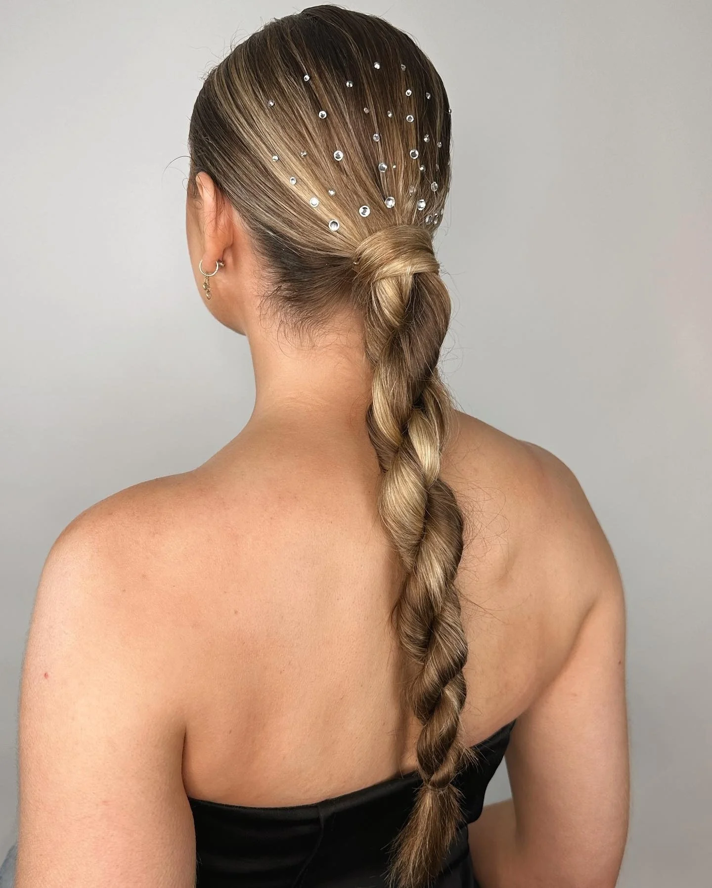 9. Low Rope Braid-Pferdeschwanz mit Kristallverzierung auf beige-blondem Haar (Rope Braid-Frisuren)
