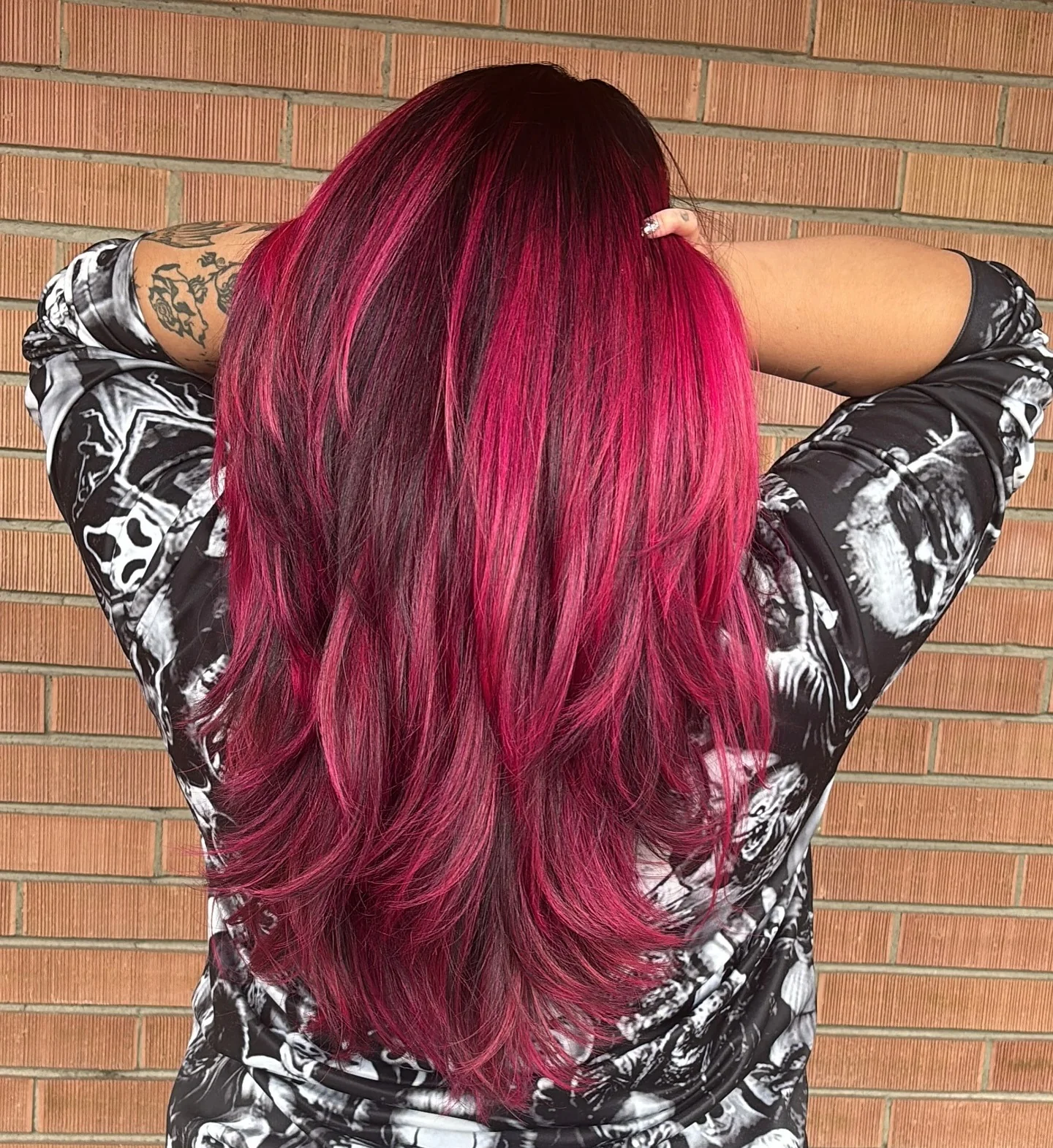 9. Magenta mit dunkler Dimension und geschichteten Längen (Magenta-Haarfarbe)