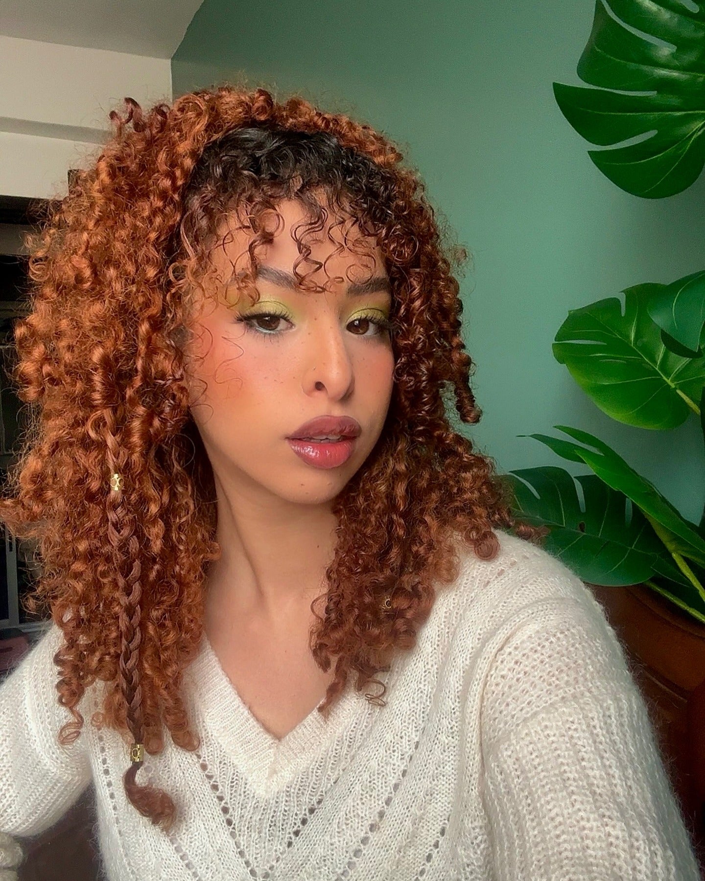 9. mittelgroße Locken mit breitem Stirnband und natürliches Volumen (lockige Frisuren)