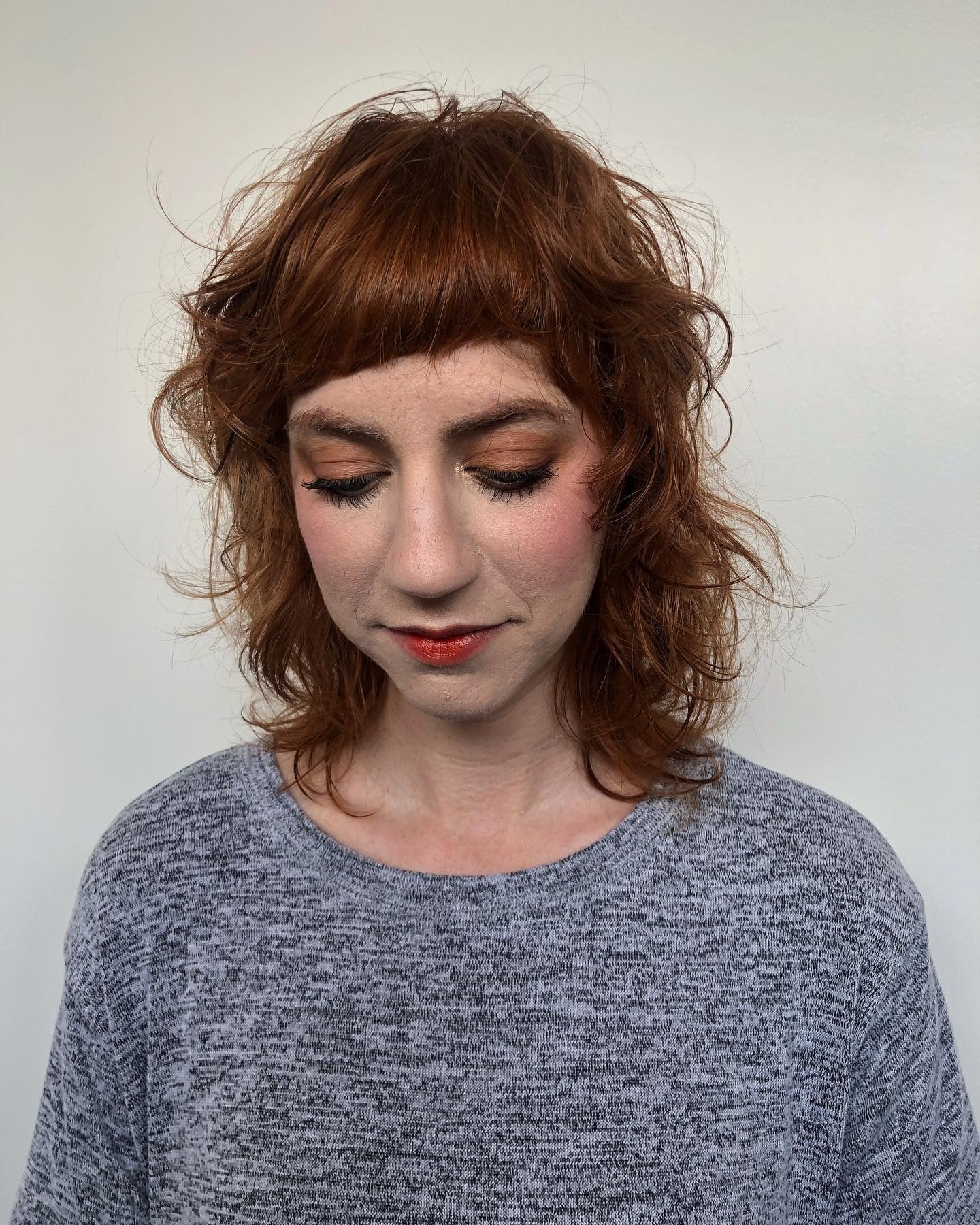 9. Messy Red Shag mit stückweise asymmetrischen Mikrofressen (asymmetrische Knallerfrisuren)