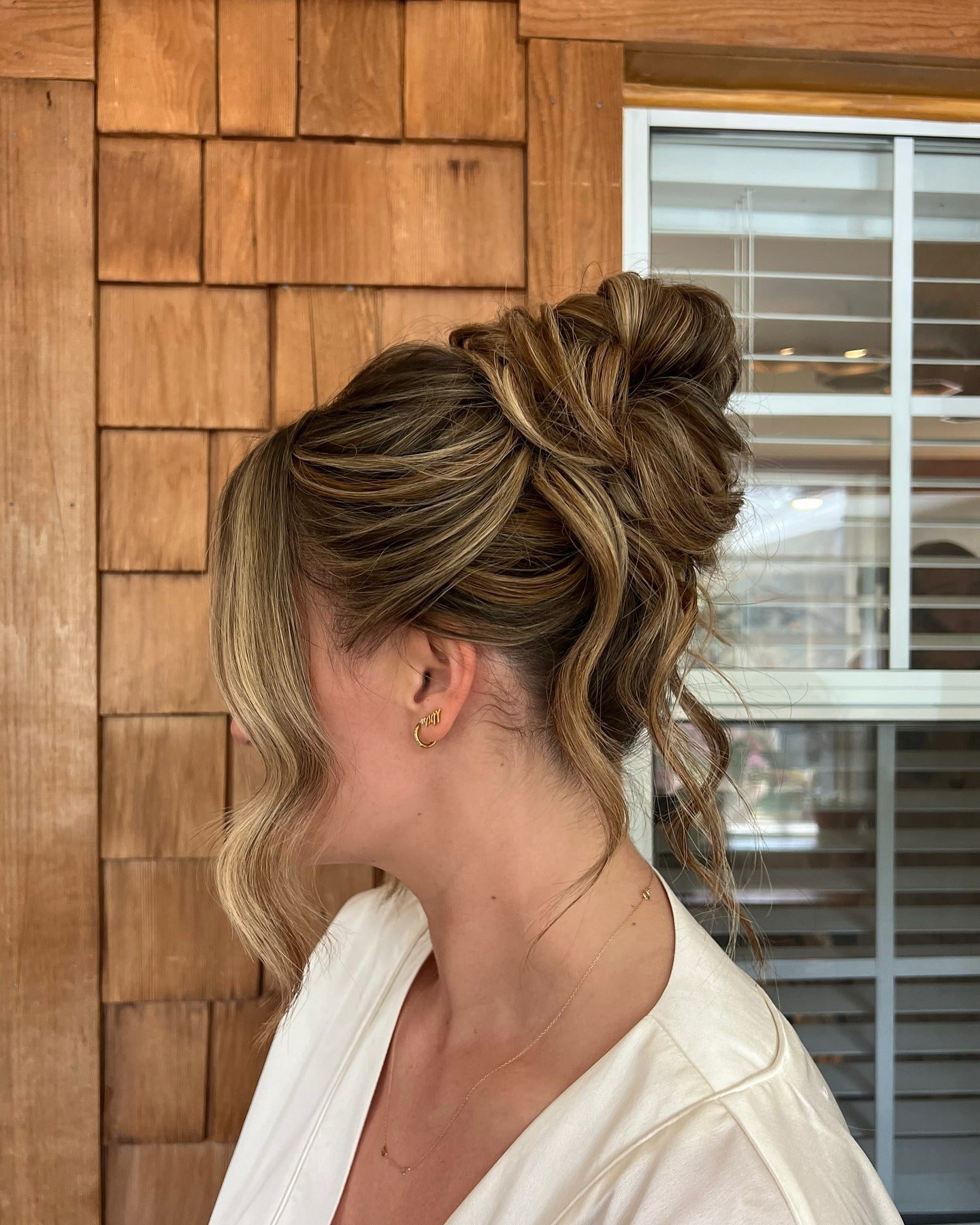 9. Unordentlich strukturierter Top-Knoten mit Gesichtsrammlöcken (Herbstfrisuren)