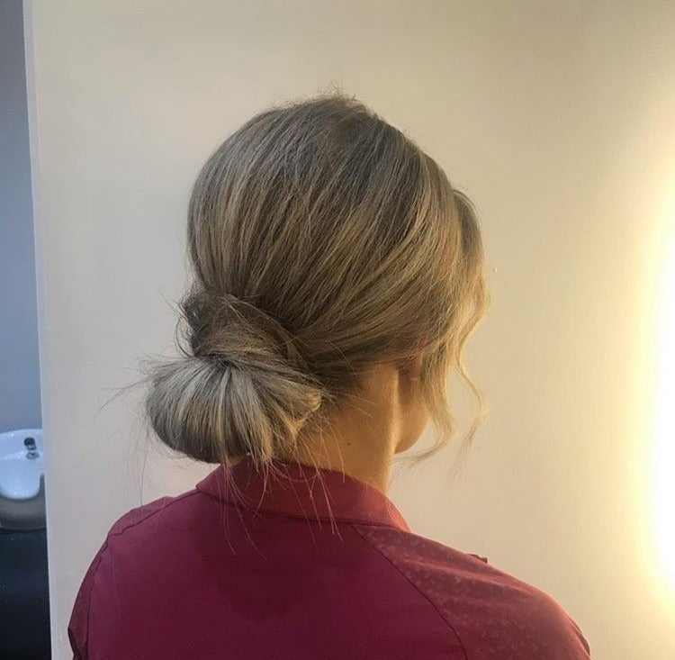 9. Minimalistisch blonde niedrige Brötchen (niedriges, unordentliches Haarbrötchen)