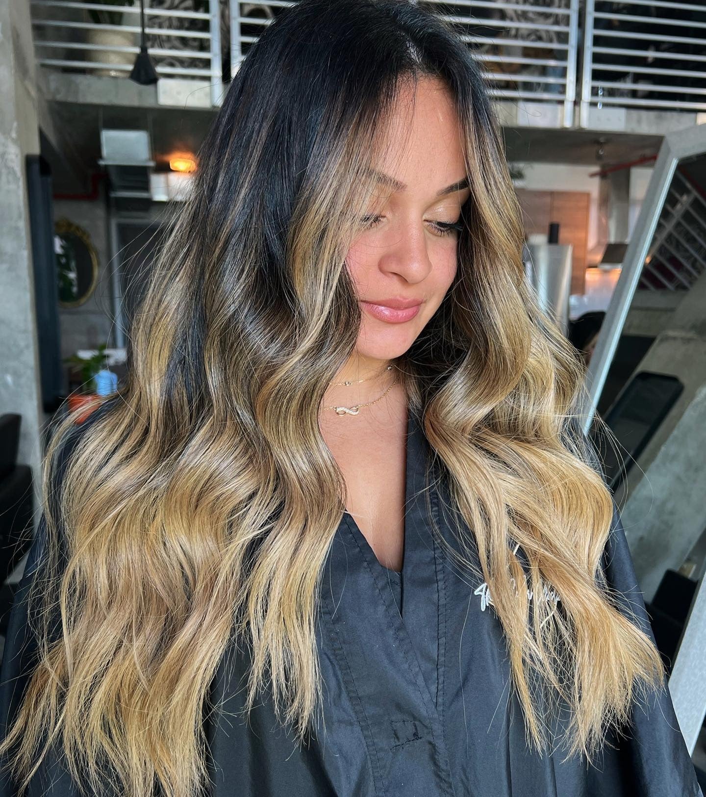 9. Nerkbraun mit Ashy Beige Balayage (blonde Haare mit dunklen Wurzeln)