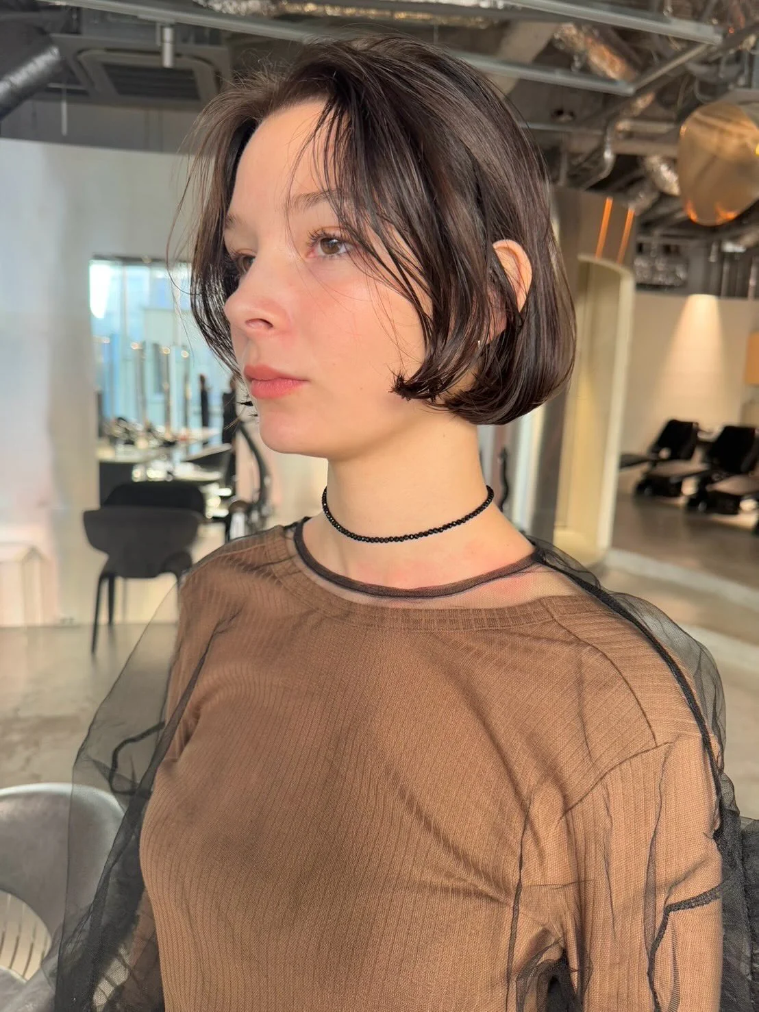 9. Moderner französischer Bob mit rosa Akzenteinsätzen auf brünettem Sockel (französisches Bob-Haar)