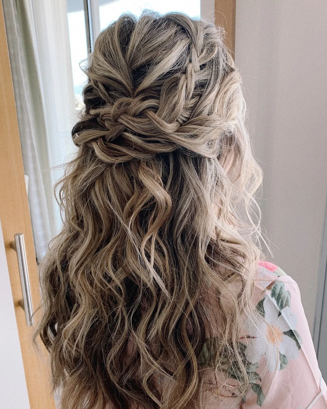 9. Multi-Braid Knot Half-Updo mit Beachy Blonde Textur (Boho-Frisuren)
