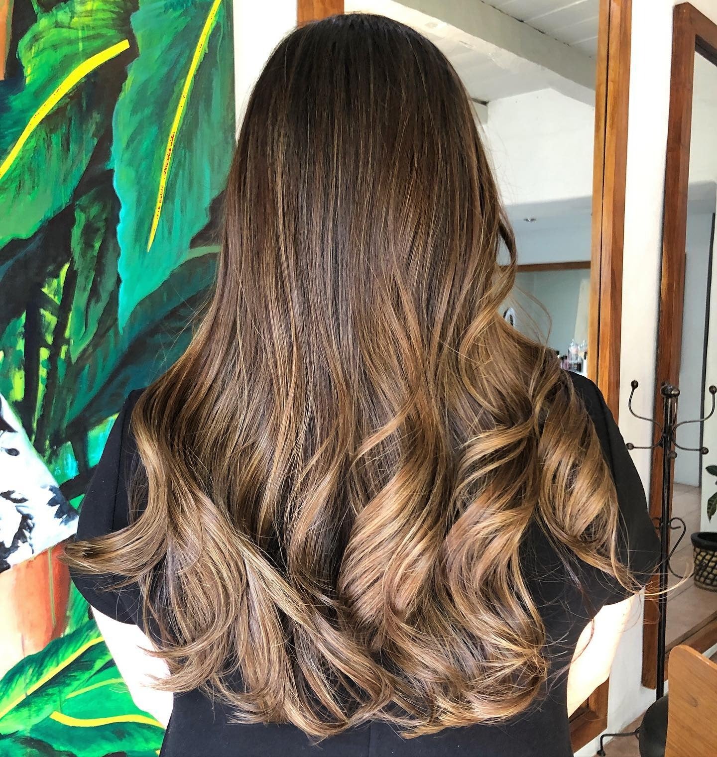 9. Mehrdimensionale Honigbrunettenwellen (honigbraune Haarfarbe)