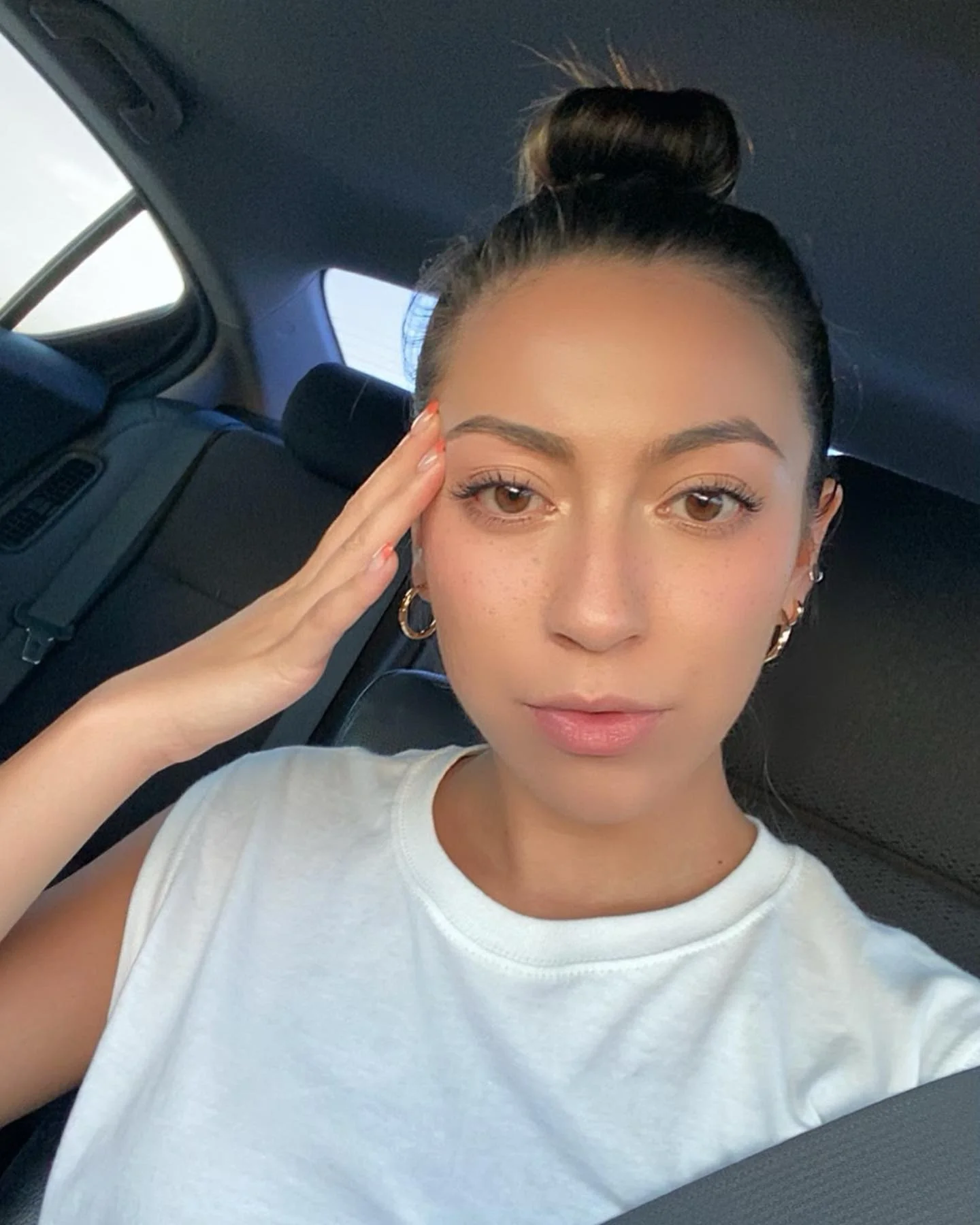 9. Natürlicher, brünettes, kompaktes Brötchen mit sauberem Finish (Top-Knoten-Frisuren)