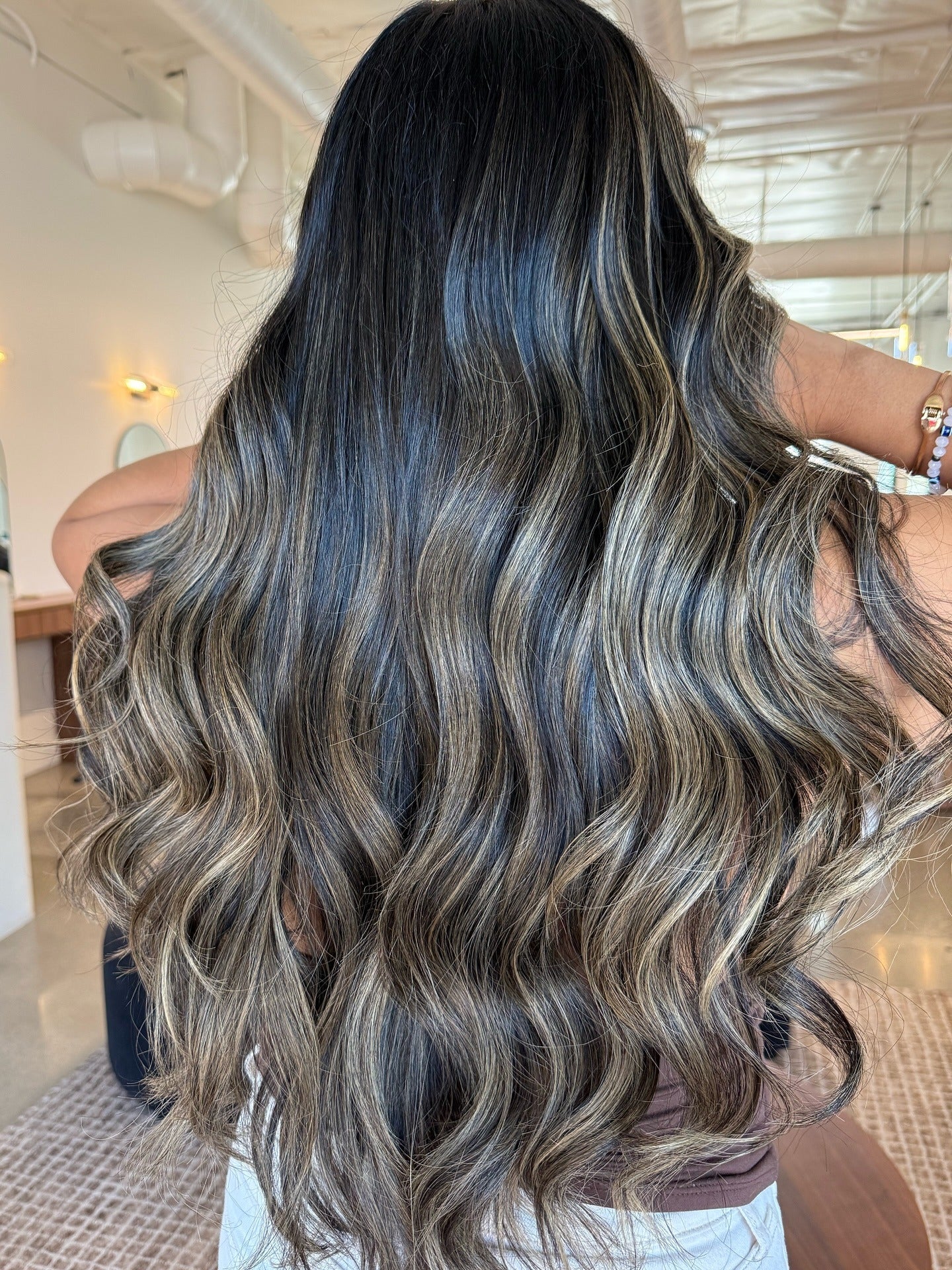 9. Neutrales Bronde-Balayage mit feinen Band-Highlights (Balayage-Haarfarben)