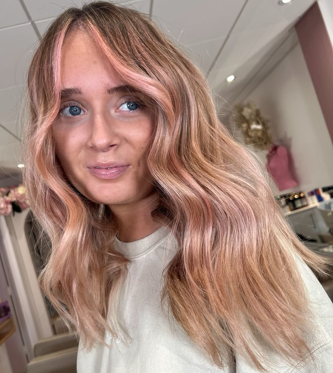 9. Peachy Rose Balayage mit weichen Wellen (roségoldhaarige Farbe)