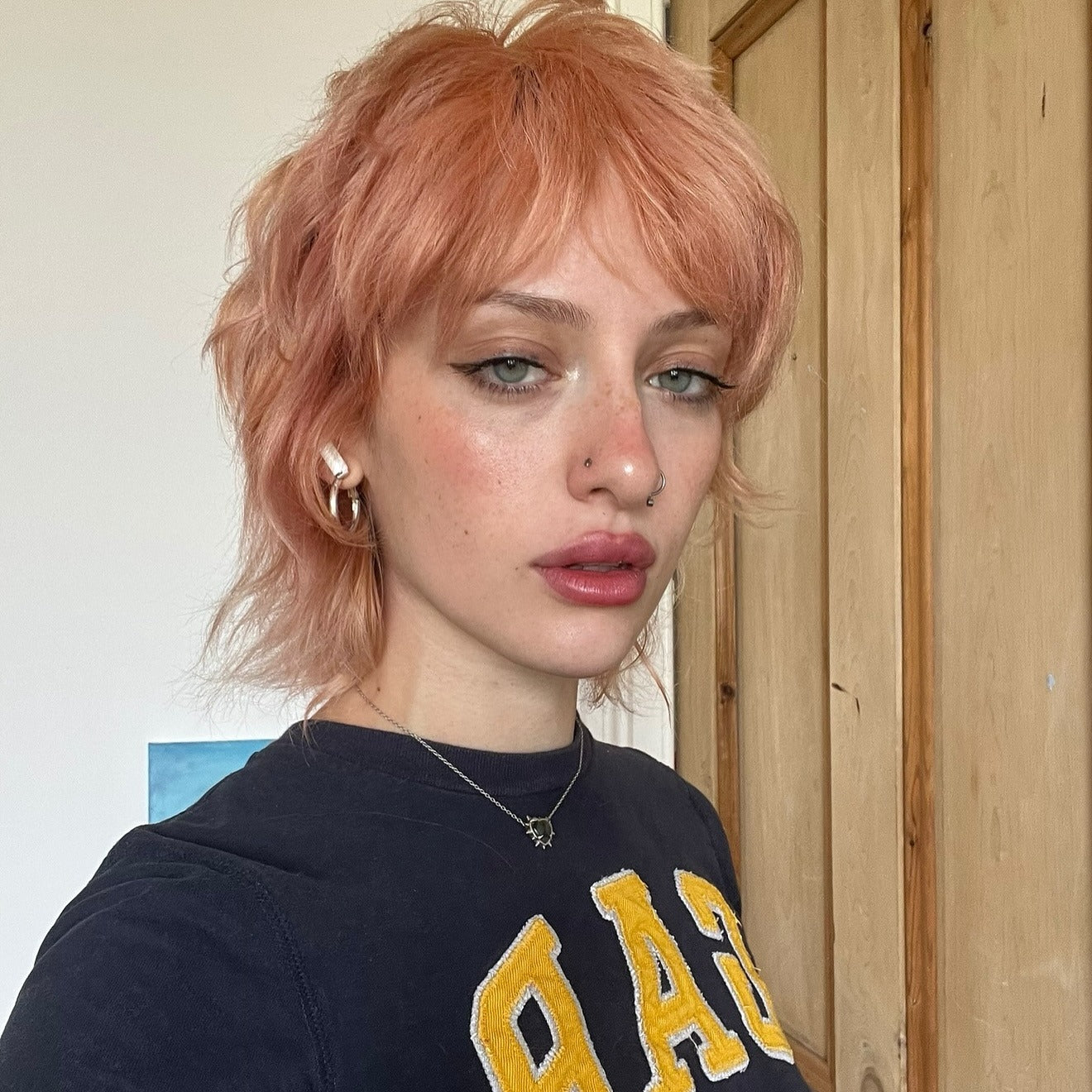 9. Peachy Shaggy Pixie mit Vorhang Pony (Pixie -Haarschnitte mit Pony)