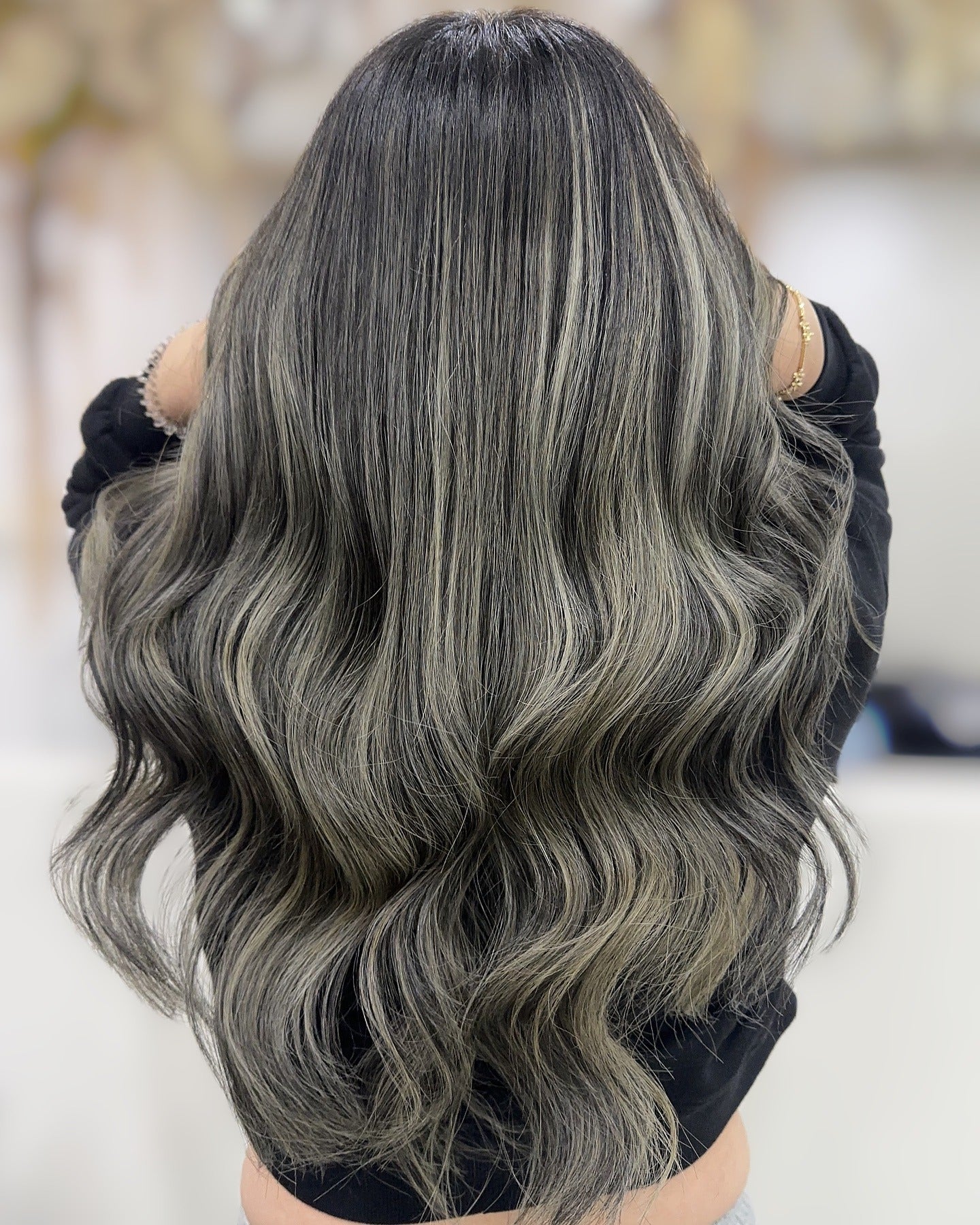 9. Platin -Aschenbalayage mit dunklem Rahmen (Ascheblonde Balayage)