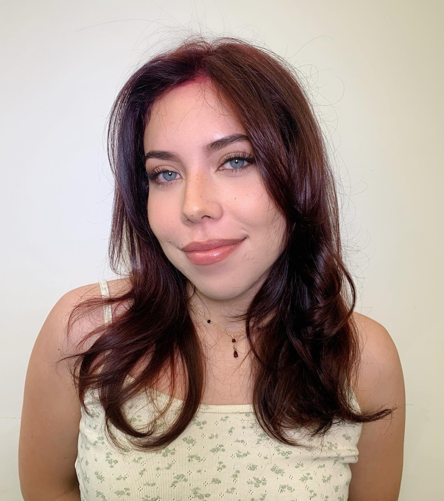 9. Pflaumenfarbene Wellen mit dunklem Ansatz (Pflaumen-Haarfarbe)