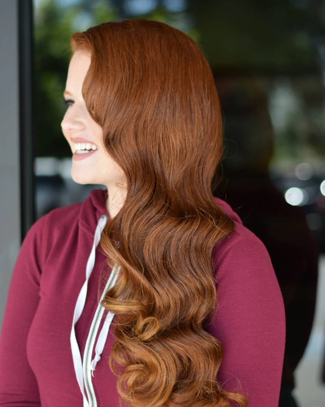 9. Strahlende kupferfarbene Hollywood-Wellen (Vintage-Locken-Frisuren)