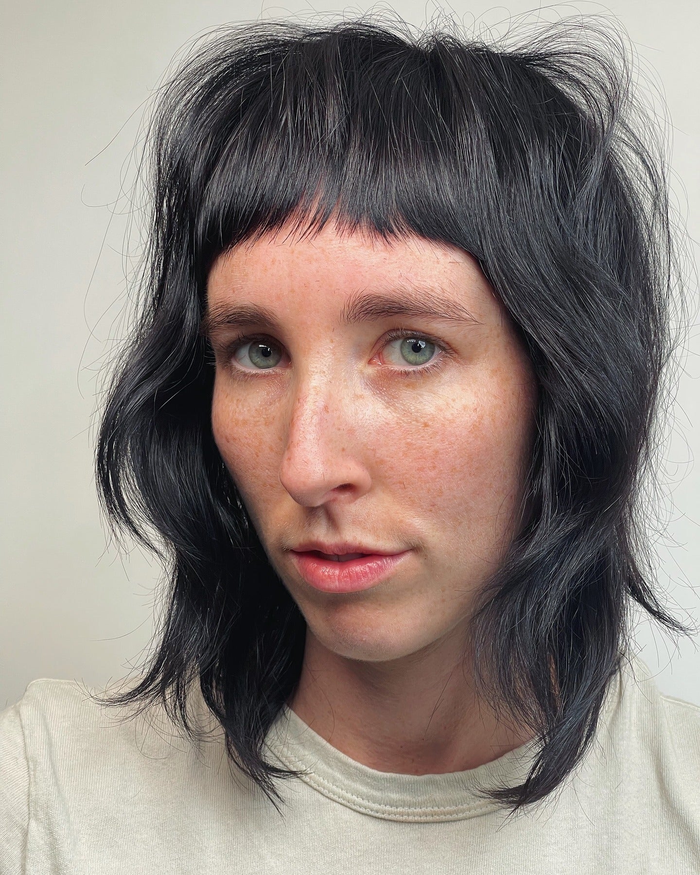 9. Rasiermesser geschnitten schwarzer Shag mit Baby -Pony (Shaggy Bob Frisuren)