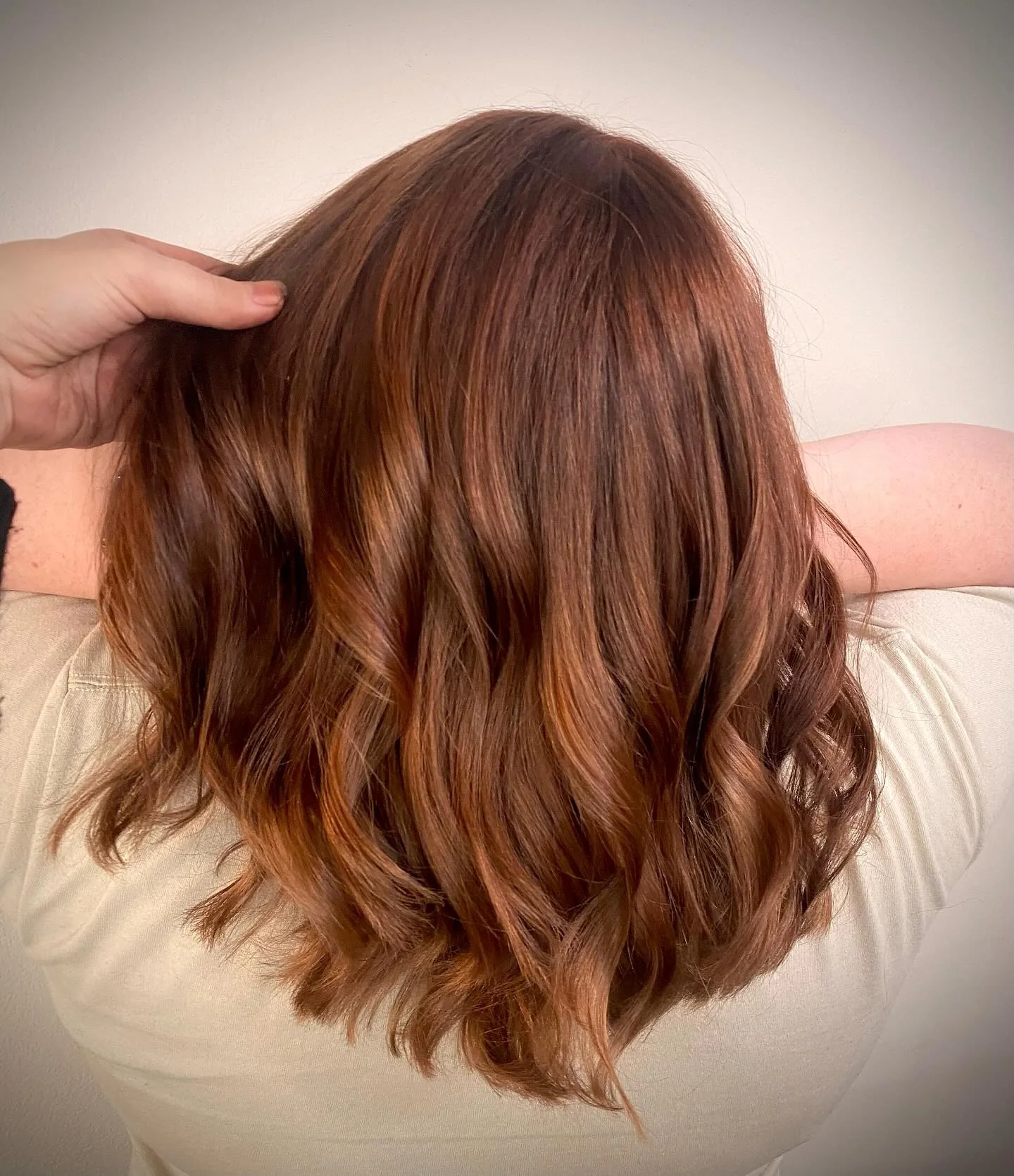 9. Rich Chestnut-Auburn Wavy Bob (Kastanienbraune Haarfarbe)