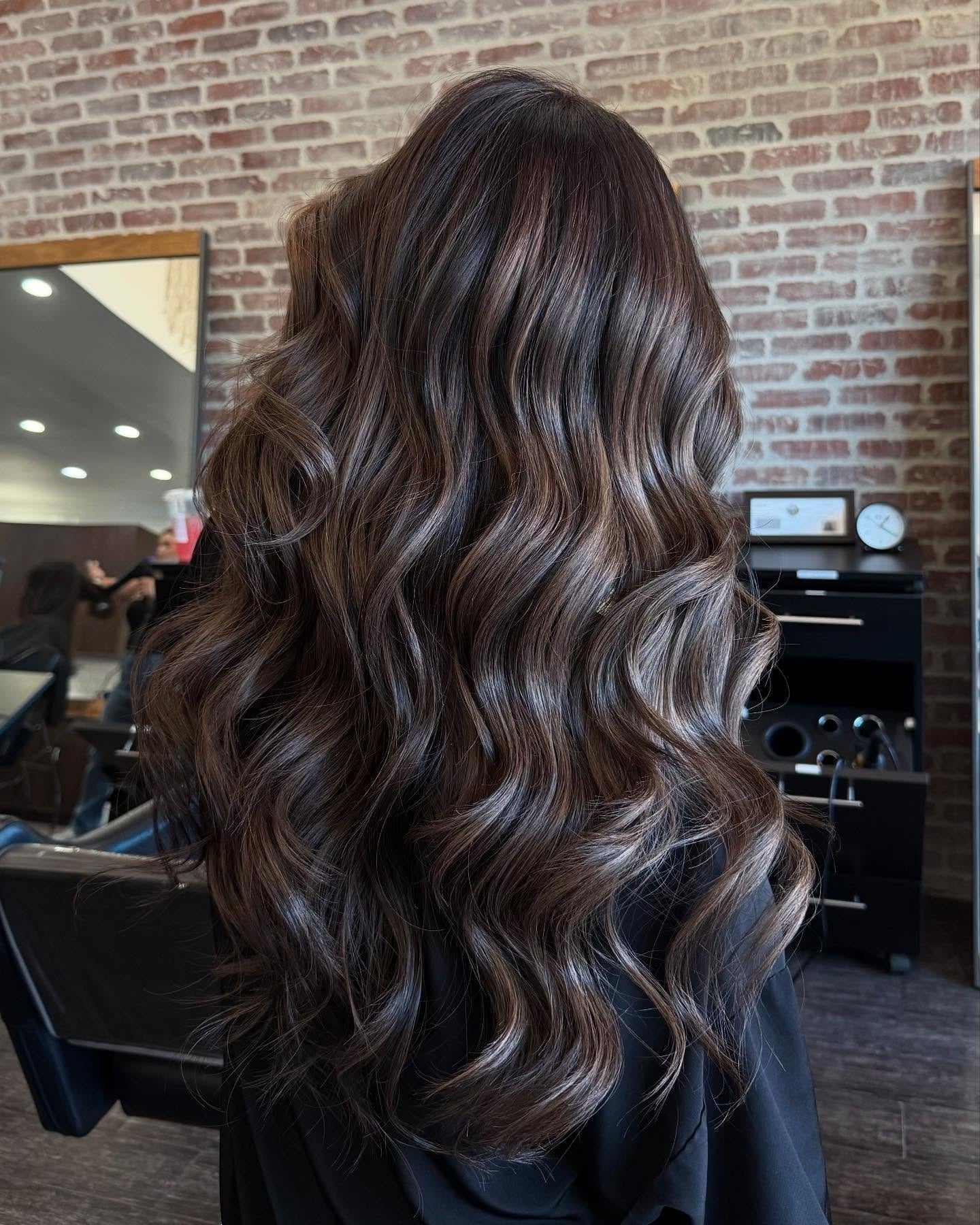 9. Satte Espresso-Wellen mit Bronde-Akzenten (mittelbraunes Haar mit Highlights)