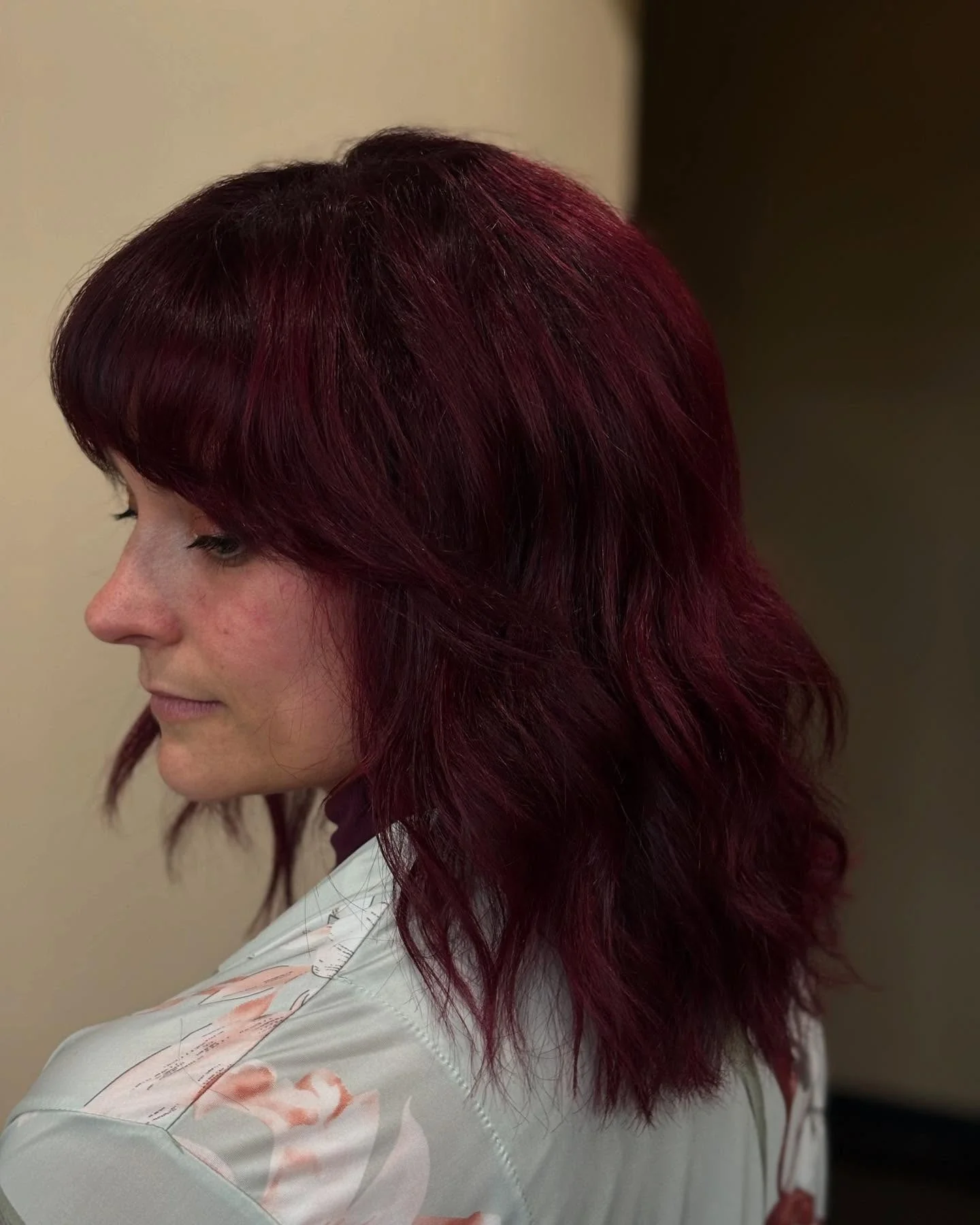 9. Mittellange Wellen in sattem Weinburgunderrot (dunkle burgunderrote Haarfarbe)