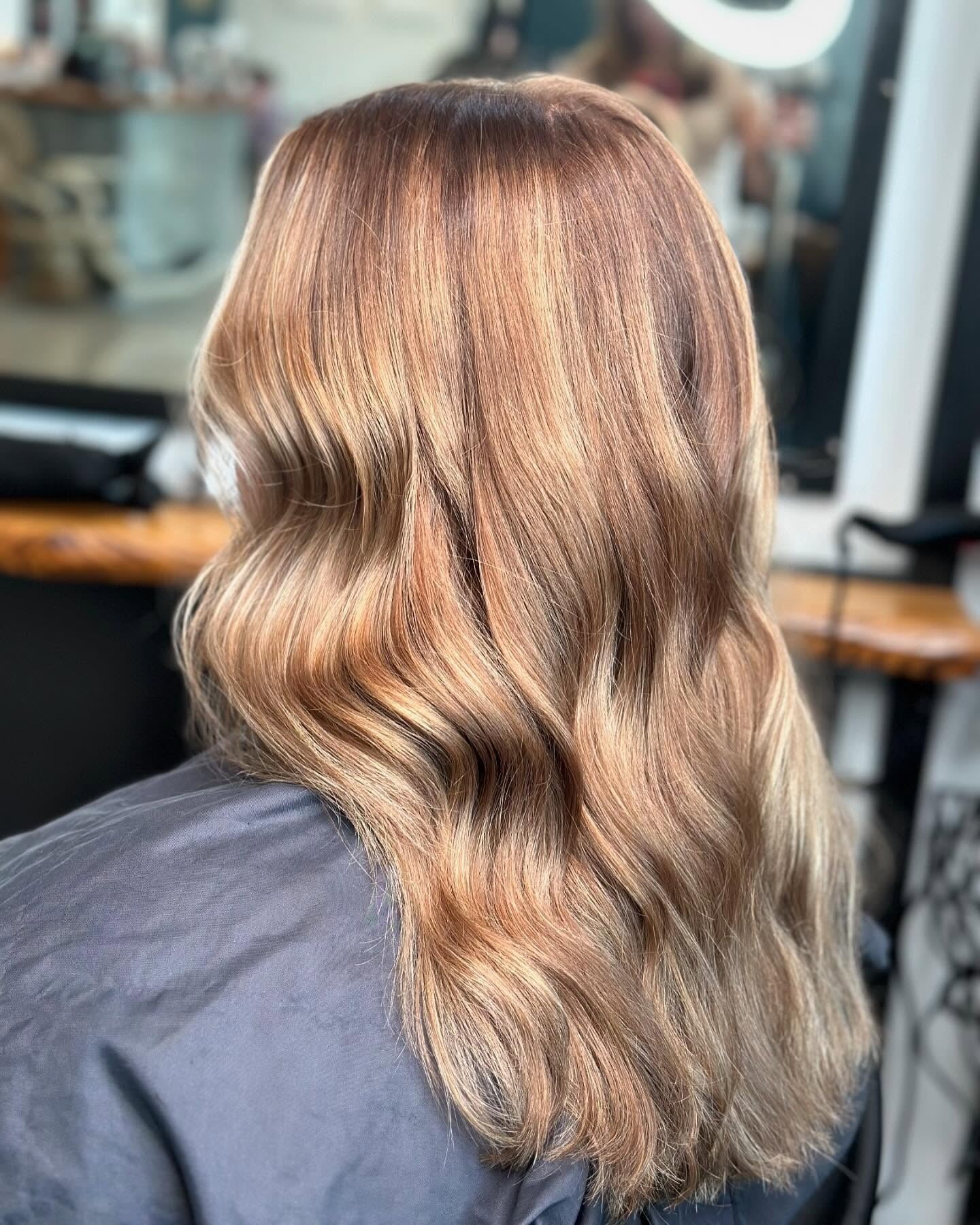 9. Rosewood Blonde Gloss Waves (Herbst blonde Haarfarbe)