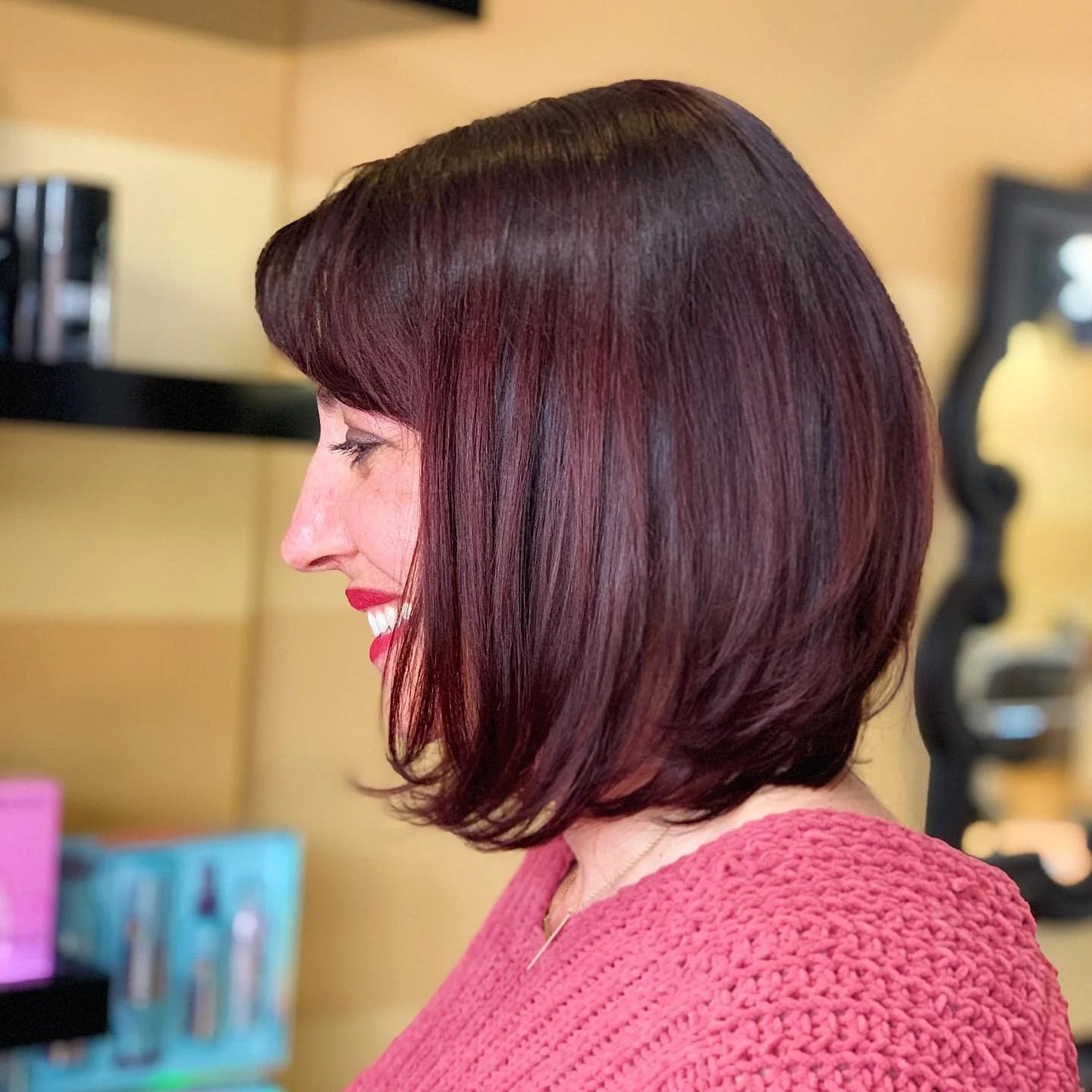 9. Abgerundeter Black Cherry Bob mit Fransen (Black Cherry Haarfarbe)