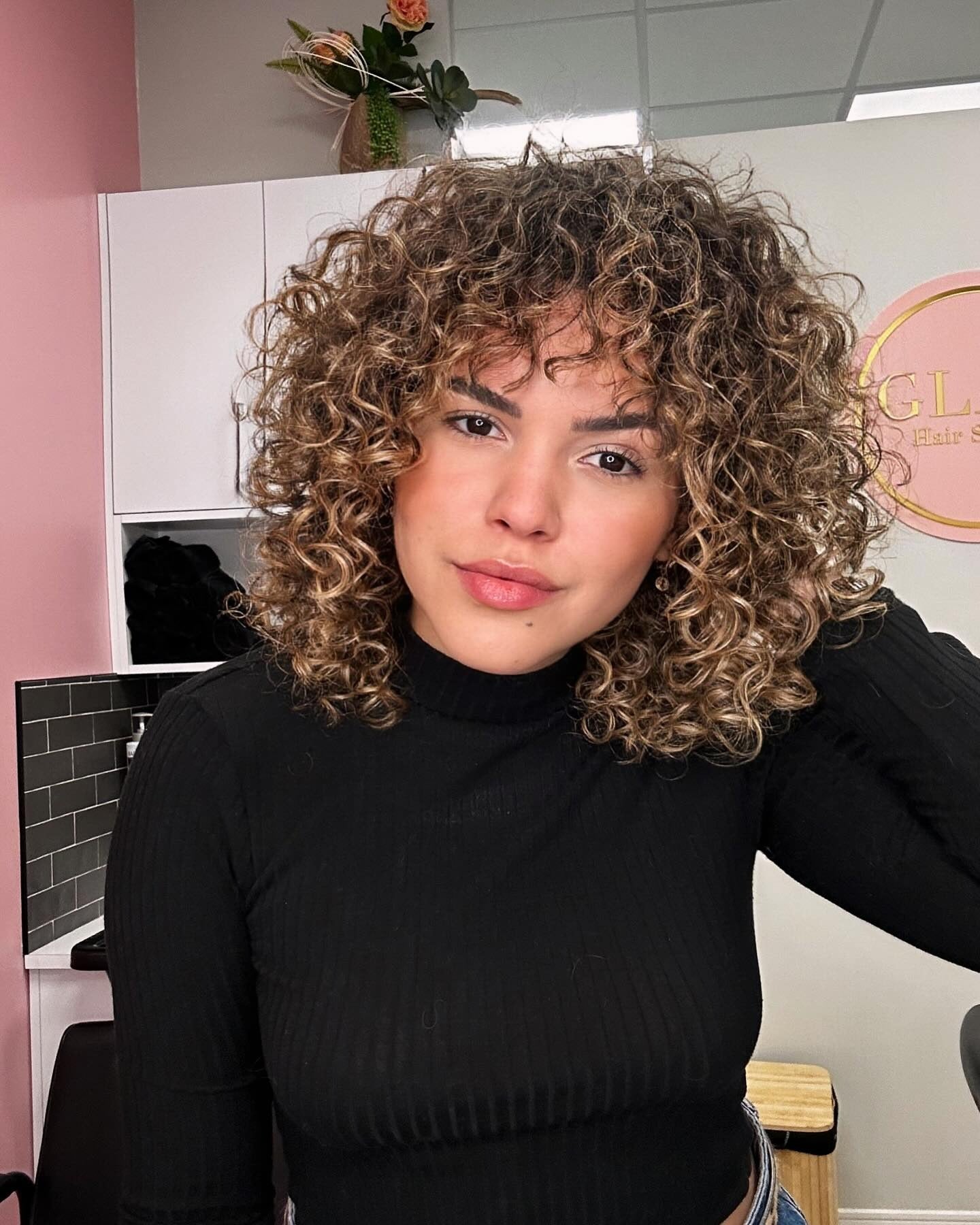 9. Rundem Bob mit Karamell-Töner-Locken (kurze lockige Frisuren)