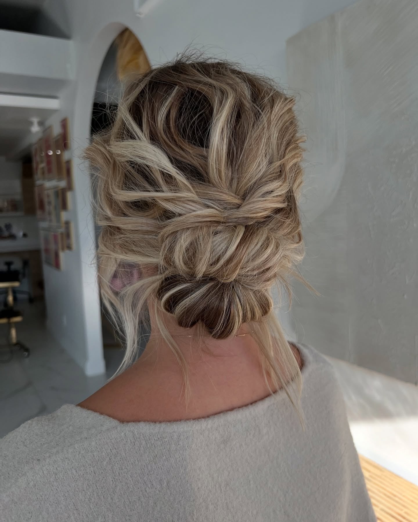 9. Sandy Blonde Textured Low Knot (Mittellanges Haar, unordentliche Hochsteckfrisuren)