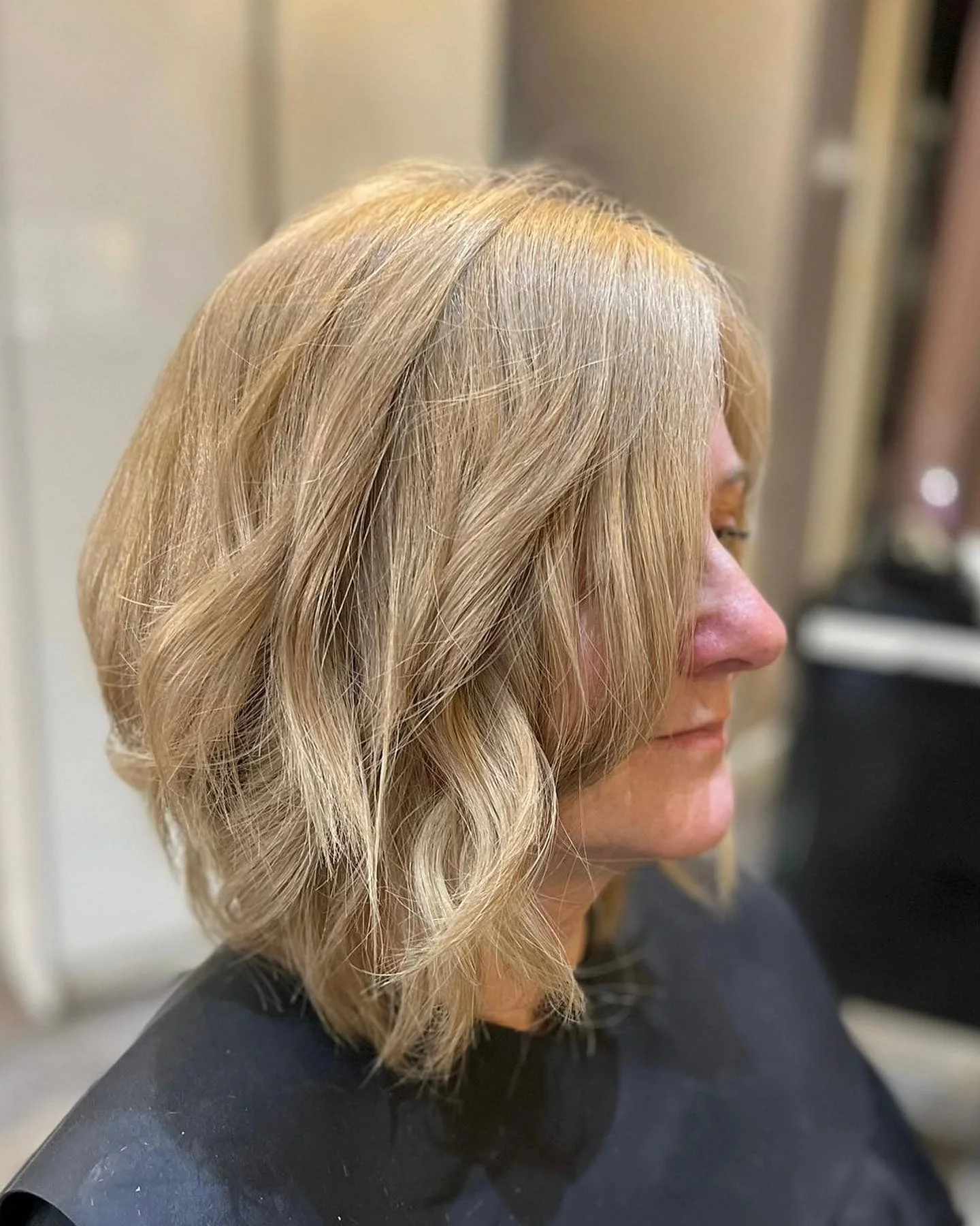 9. Sandy Blonde Wavy Inverted Bob (Inverted Bob Frisuren)