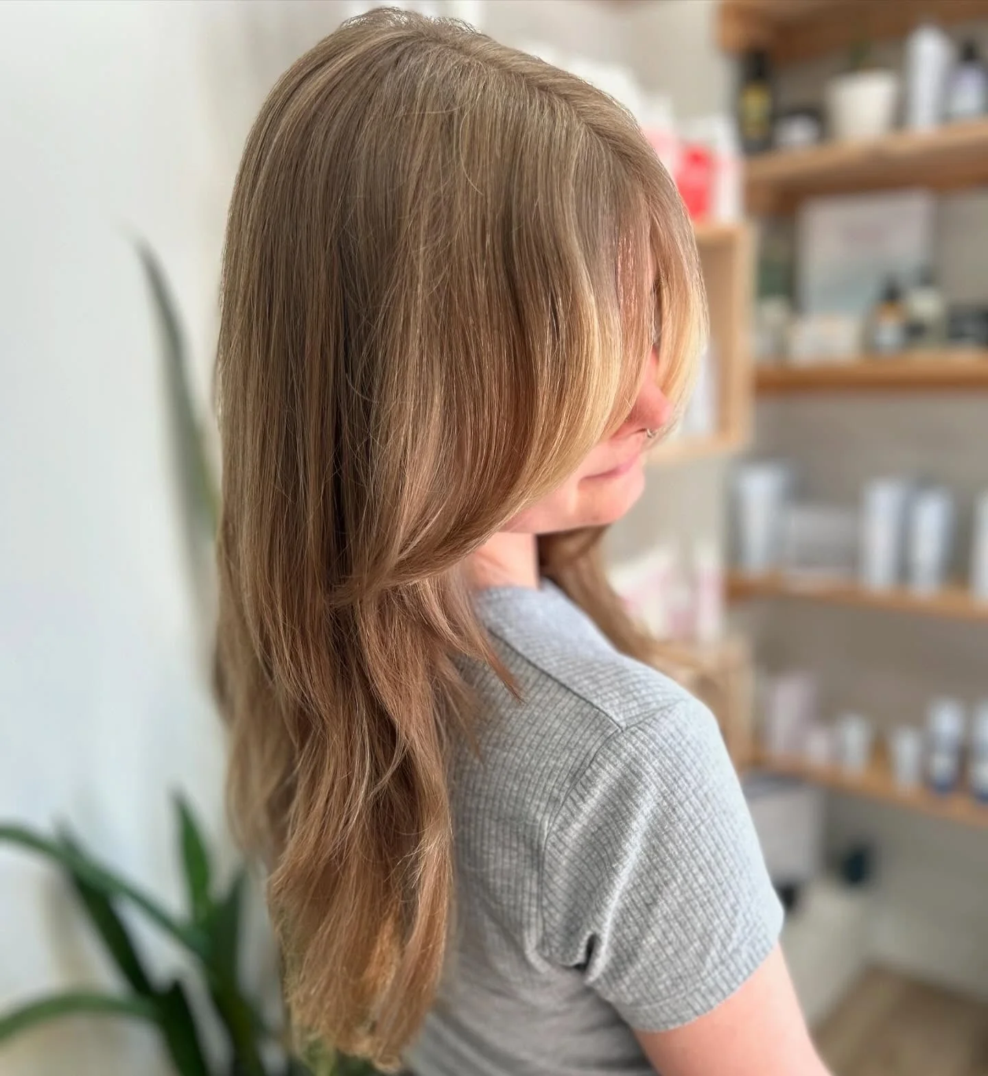 9. Sandblonder Wolfsschnitt mit gefiederten Schichten (langer Wolfshaarschnitt)