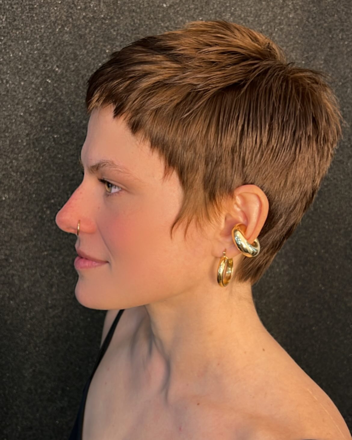 9. Skulptierte Brünette Micro Pixie (lange Pixie -Schnitte)