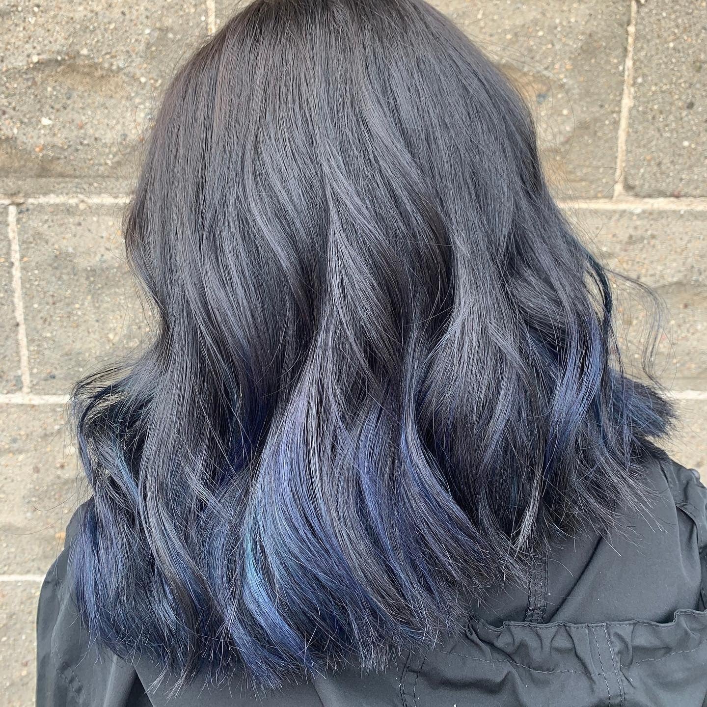 9. Schattierte Indigoschichten (rauchblaue Haarfarbe)